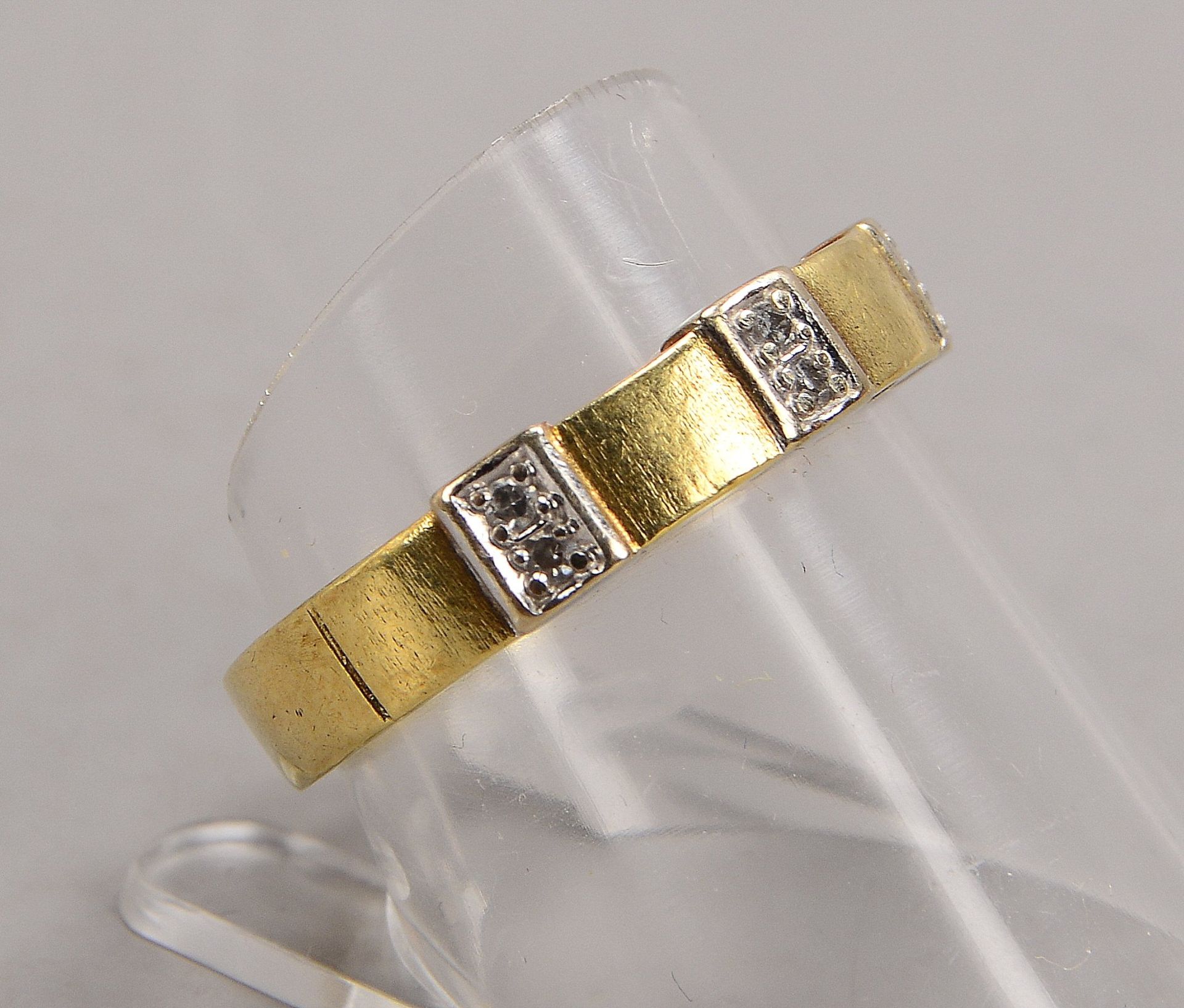 Ring, 585 GG/WG (gestempelt), besetzt mit 6x kleinen Brillanten/zusammen 0,07 ct; RG 55, Gewicht 3,6