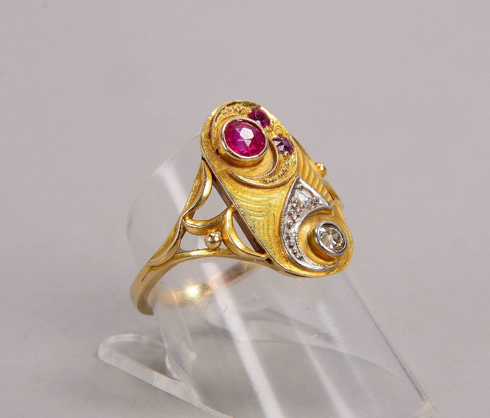 Ring, 585 GG (gestempelt), mit 3-fachem Rubinbesatz und 2x Diamanten: 1x Stein im Rosenschliff, und 