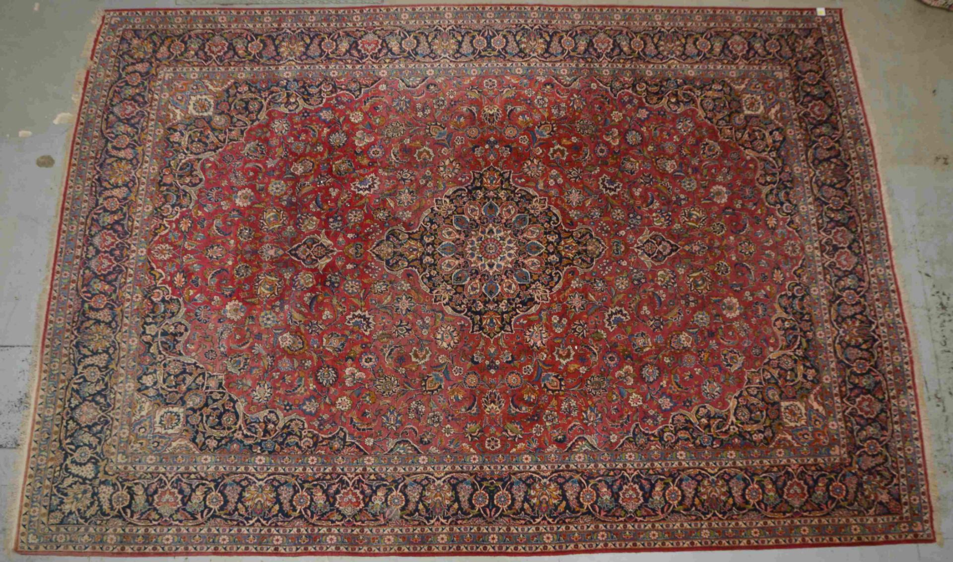 Großer Keshan, feste Knüpfung, insgesamt gleichmäßiger Flor; Maße 480 x 325 cm (in einzelner Ecke au