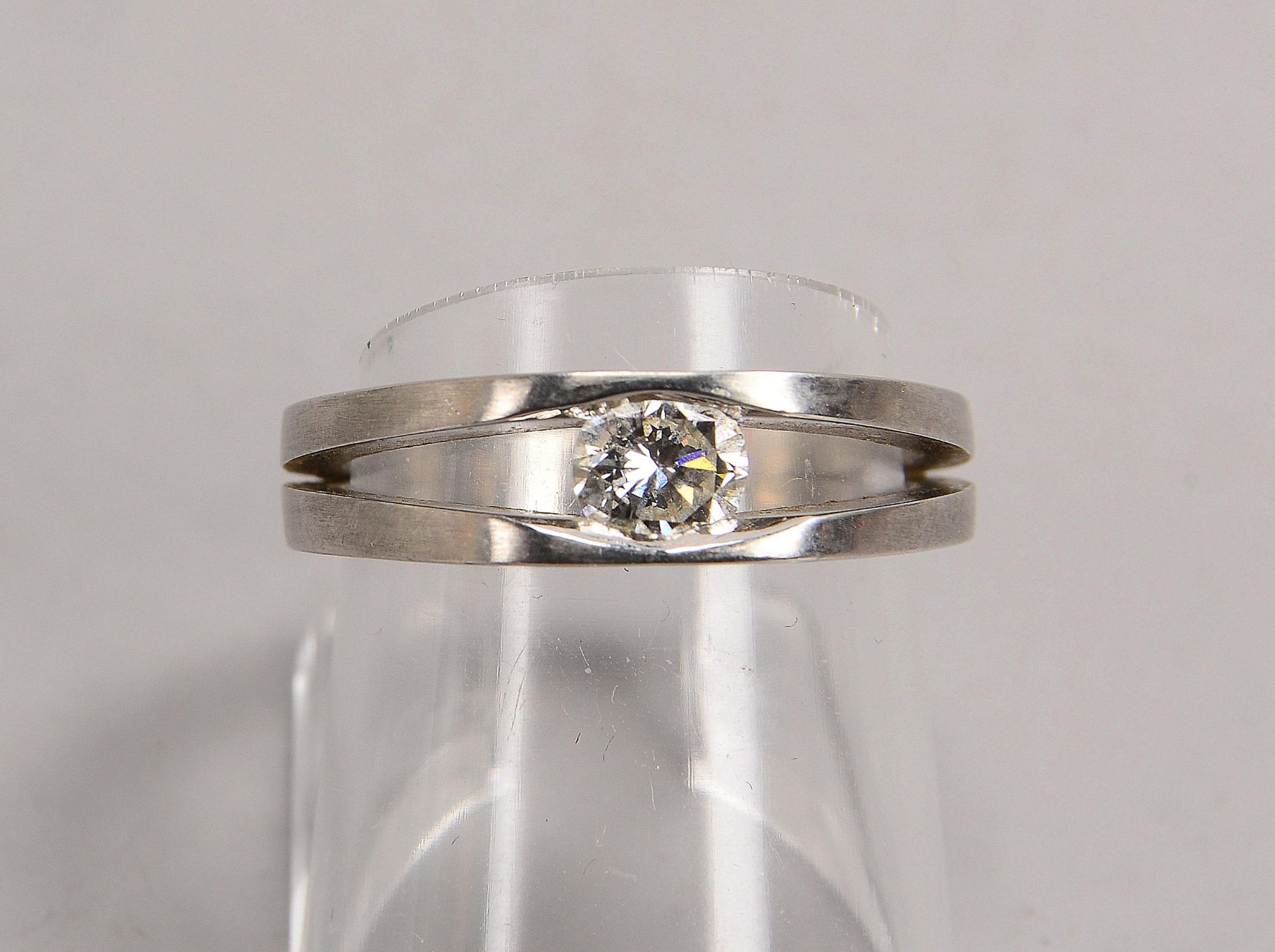 Solitärring, 960 Platin, besetzt mit einzelnem Brillant von ca. 0,48 ct, Farbe Weiß, Vsi-si; RG 54, 