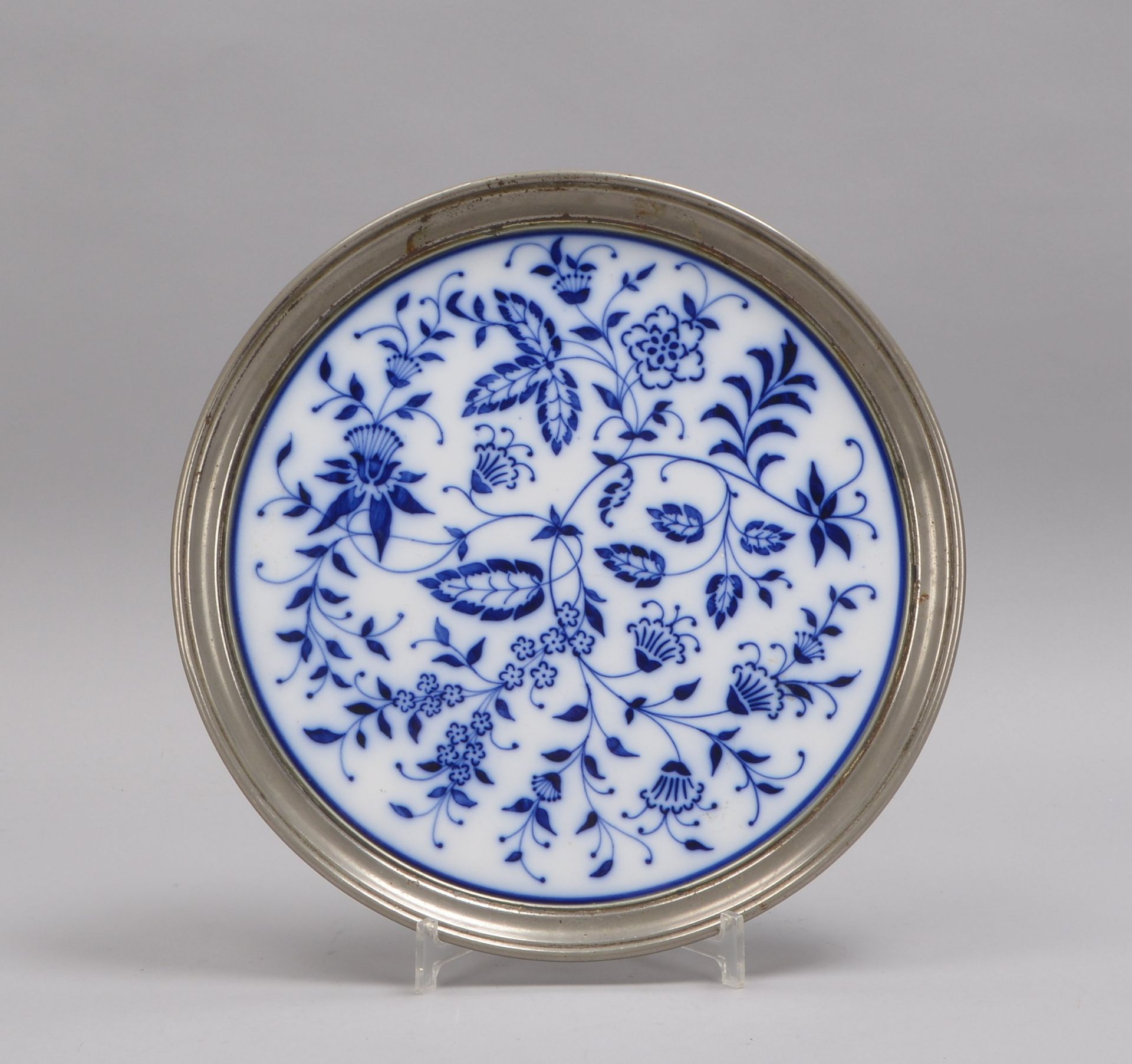 Porzellantablett, runde Form, mit floralem Dekor in Blau, mit Metallrand; Durchmesser &Oslash; 34 cm