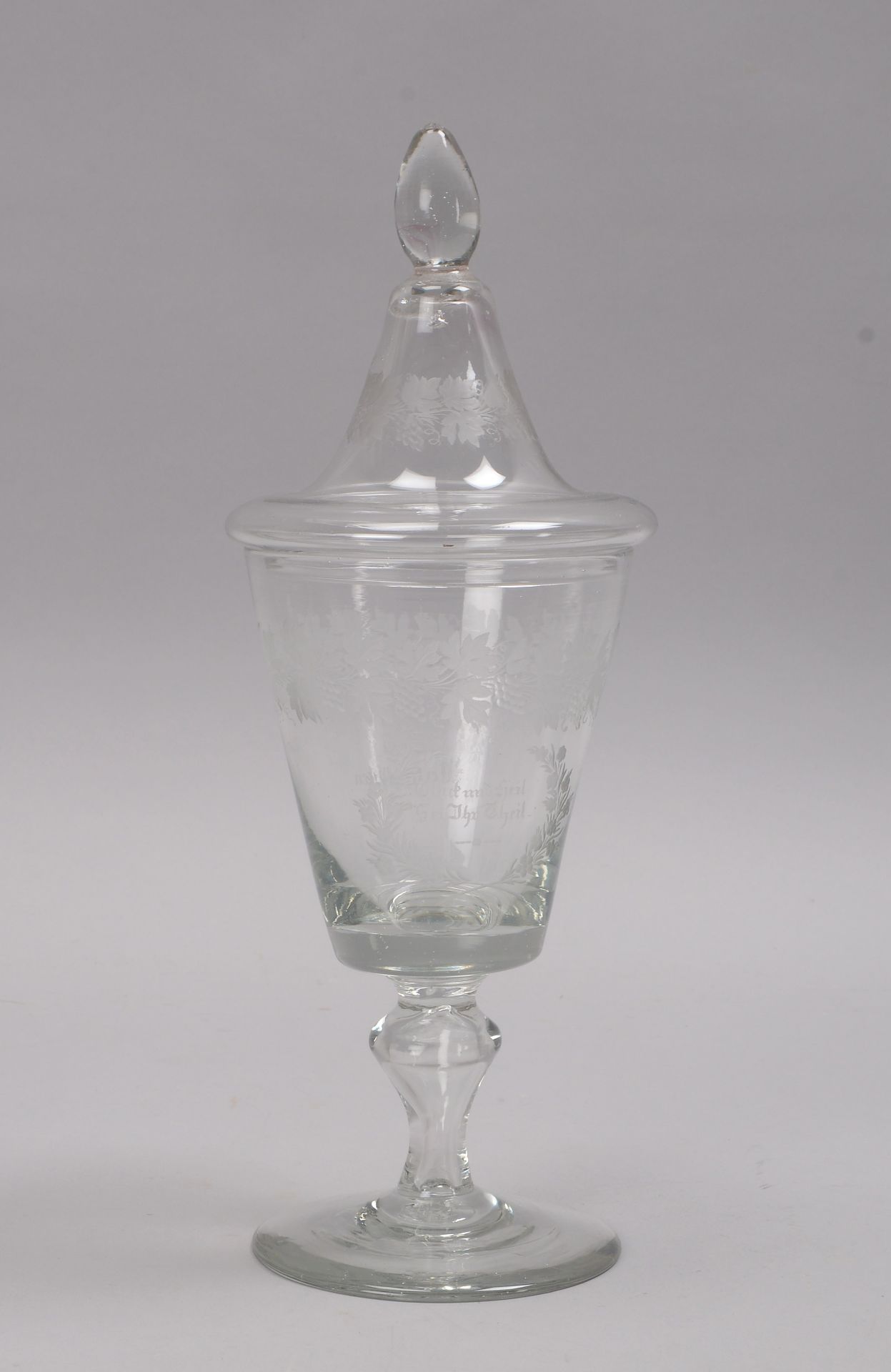 Glas-Deckelpokal, konische Kuppa, umlaufend mit mattiertem Sinnspruch und Weinlaubdekor, auf kurzem 