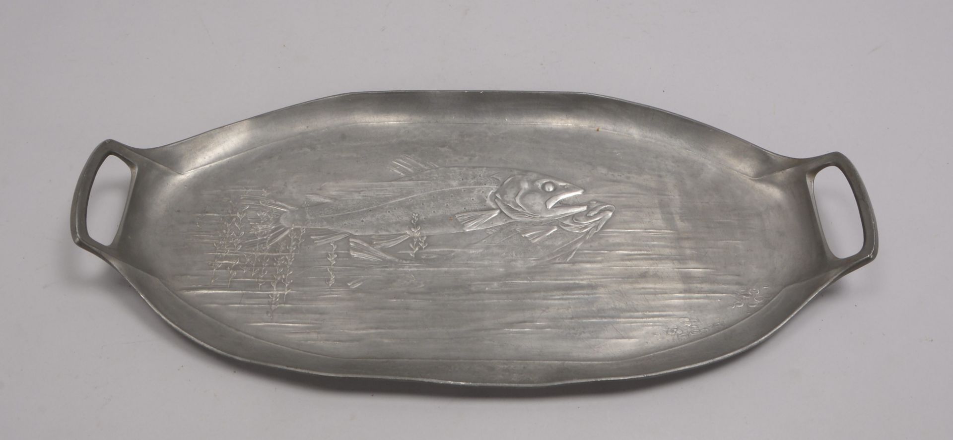 Orivit, Fischplatte/Tablett, Zinn, Spiegel mit fig&uuml;rlichem Reliefdekor (Fischmotive), Platte mi