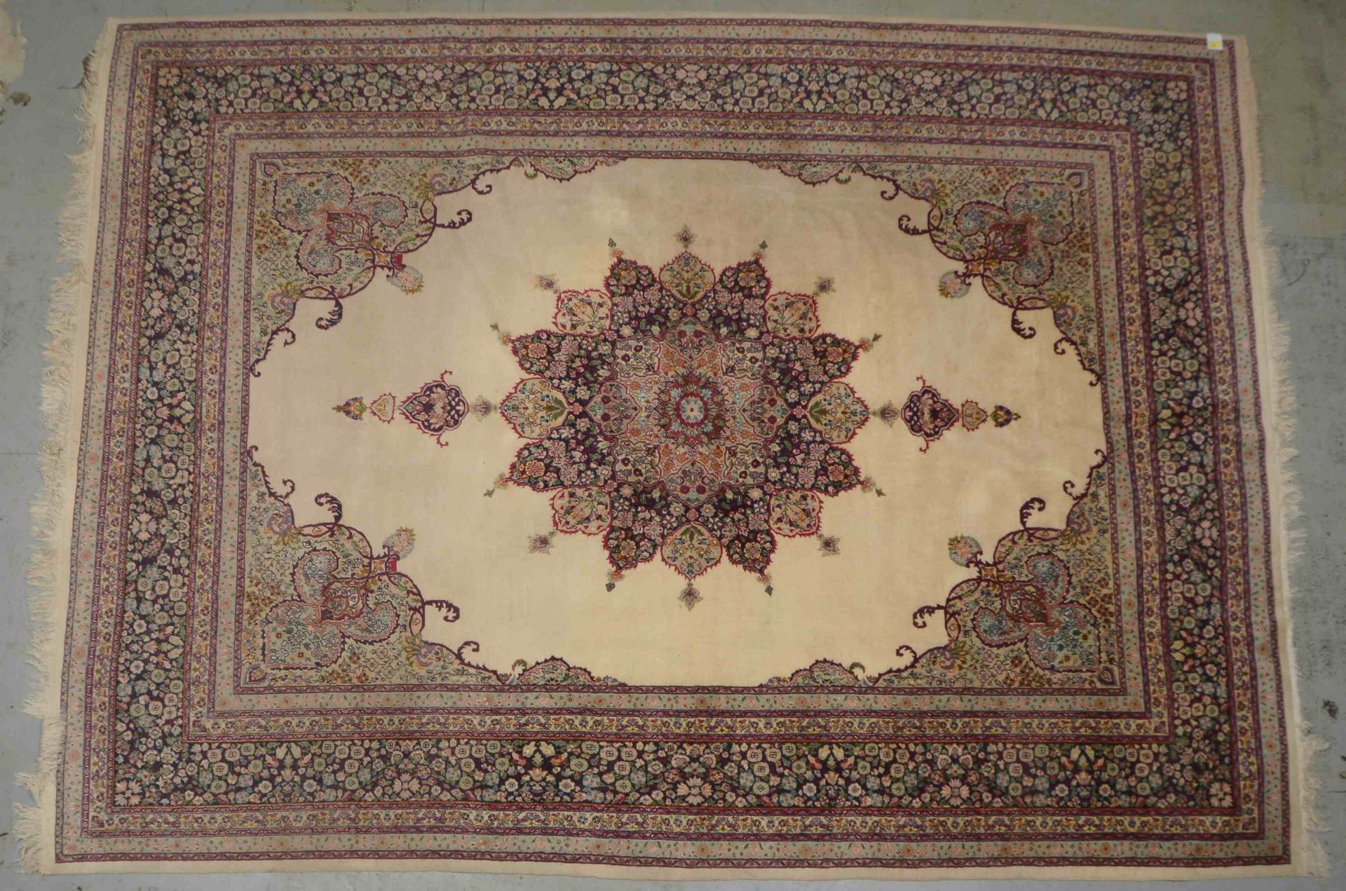 Orientteppich, feine feste Knüpfung, hellgrundig, mit prächtigem Medaillon, Flor in insgesamt gutem 