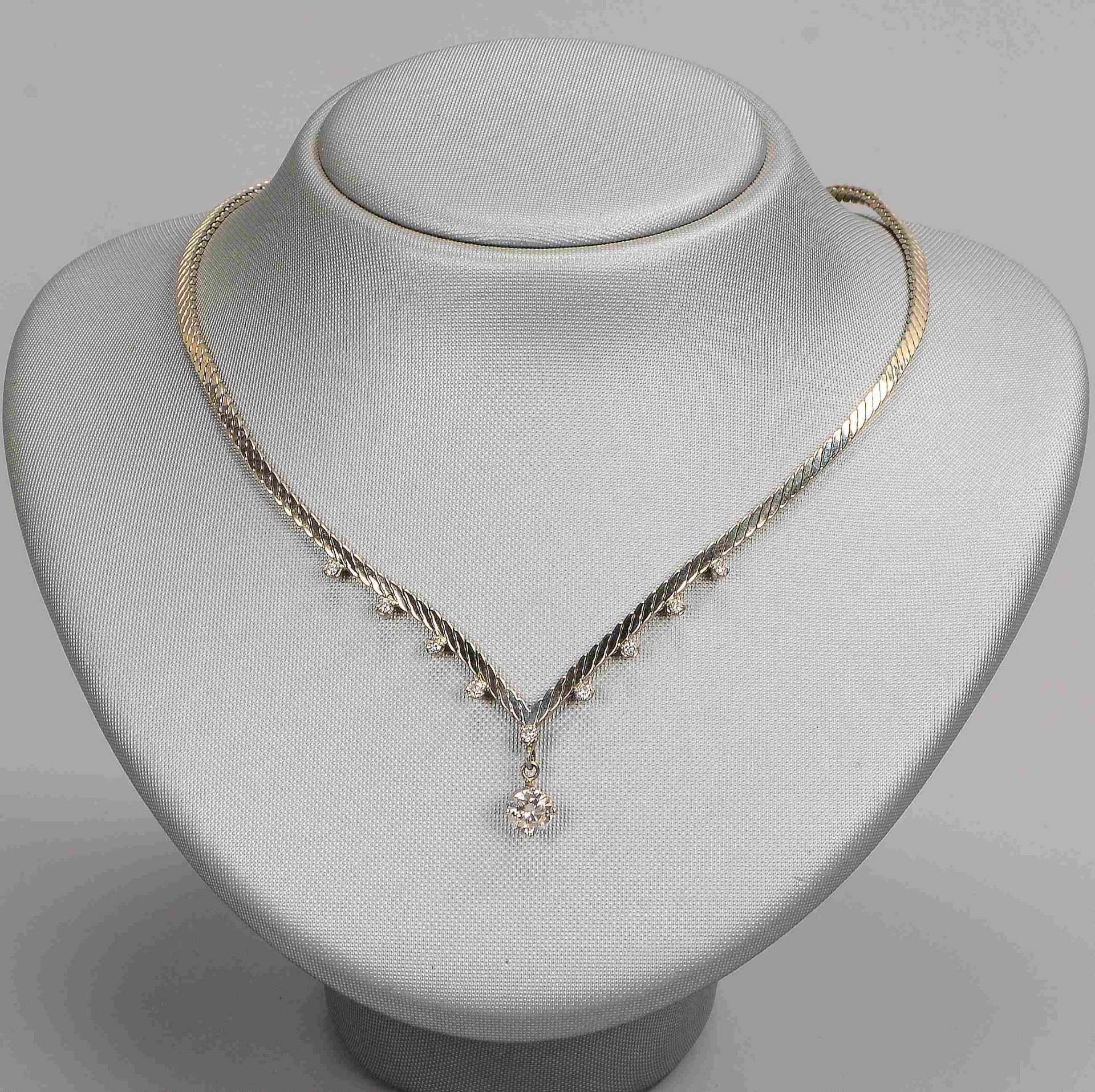 Collier, 585 WG (gestempelt), besetzt mit einzelnem Brillant von 1,14 ct, Feines Weiß - Weiß, P1, so - Bild 2 aus 3