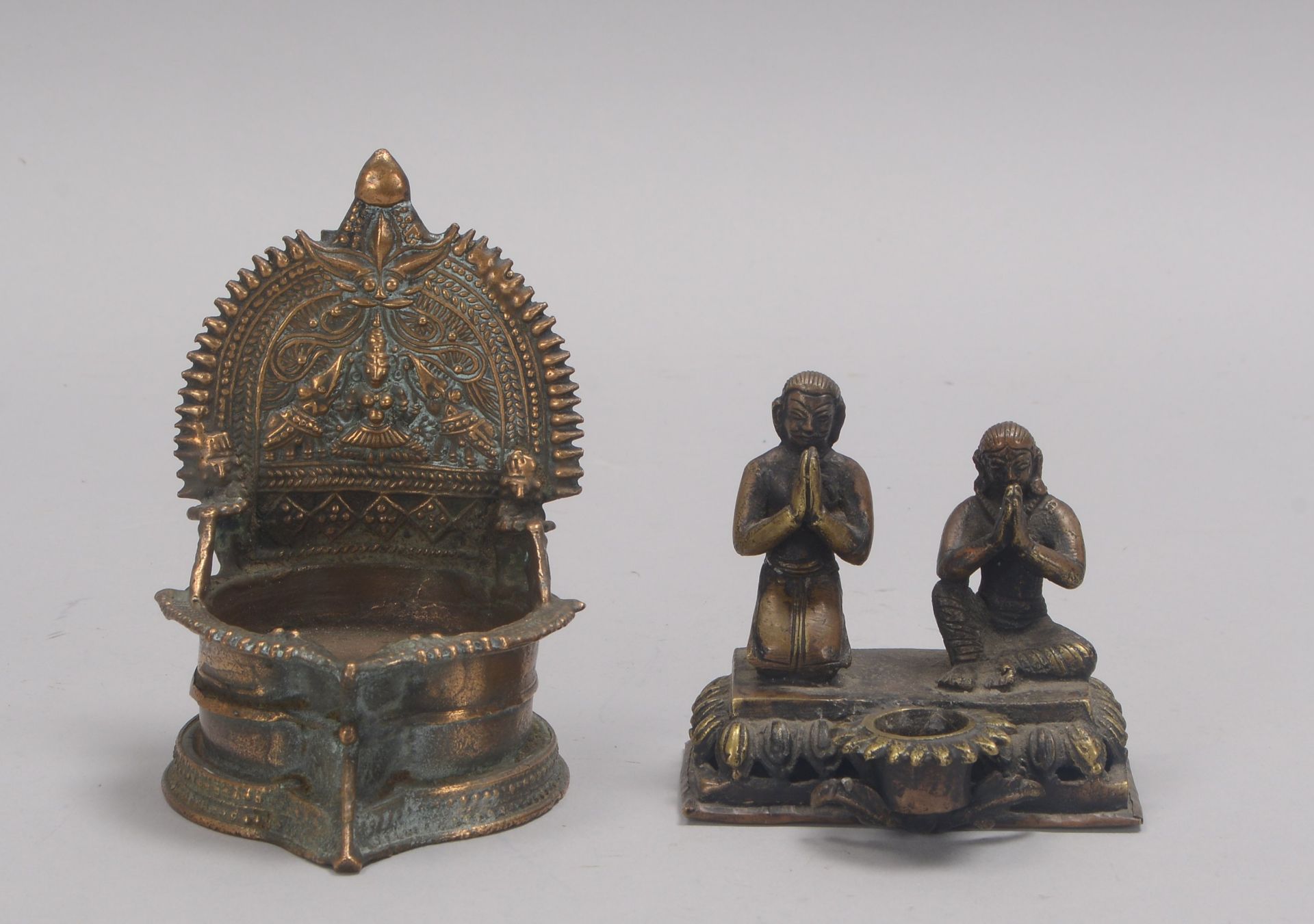 2 Lampenobjekte (Indien/Tibet), Bronze: 1 Öllampe und 1 Kerzenhalter; 1x Höhe 13,7 cm, und 1x Höhe 9