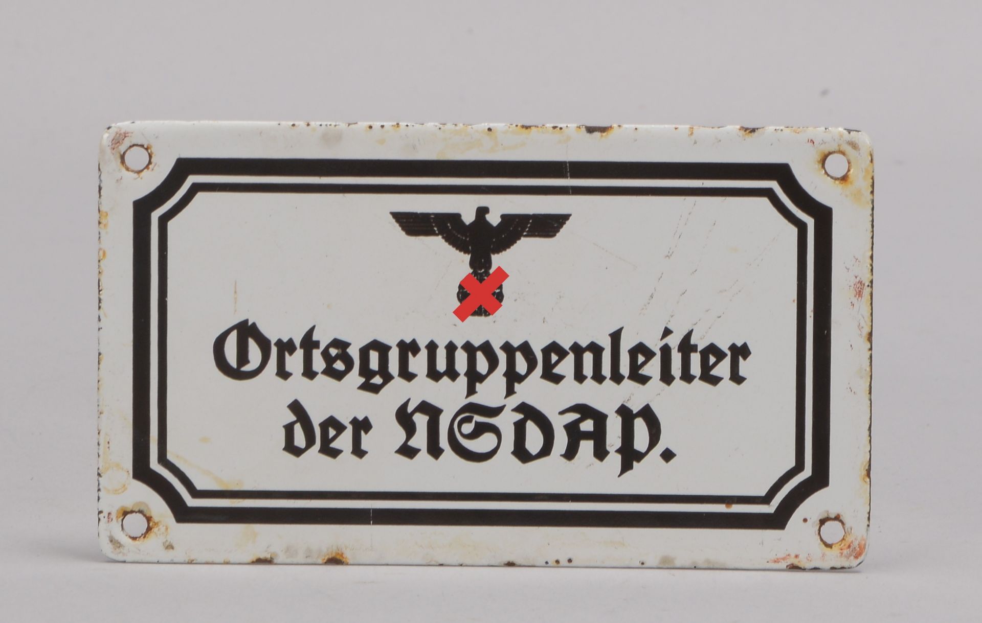 Emailleschild (original III. Reich), Ortsgruppenleiter der NSDAP, mit Emblem, rueckseitig bezeichne