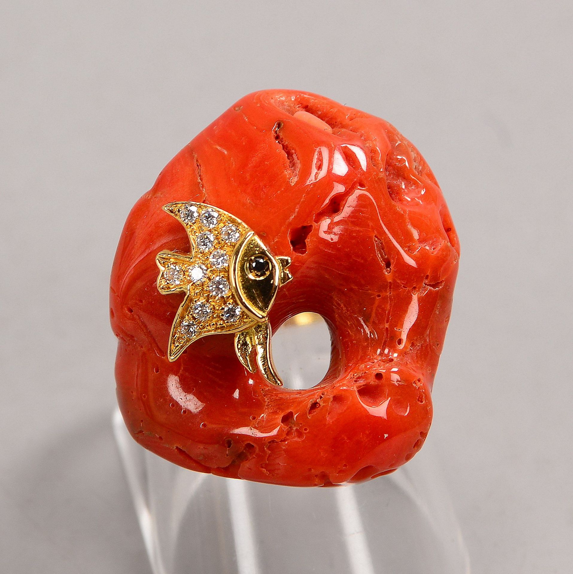 Ring, 750 WG (gestempelt), mit figürlichem Ringkopf, 'Koralle mit Fischapplikation', Fischfigur mit  - Bild 2 aus 2