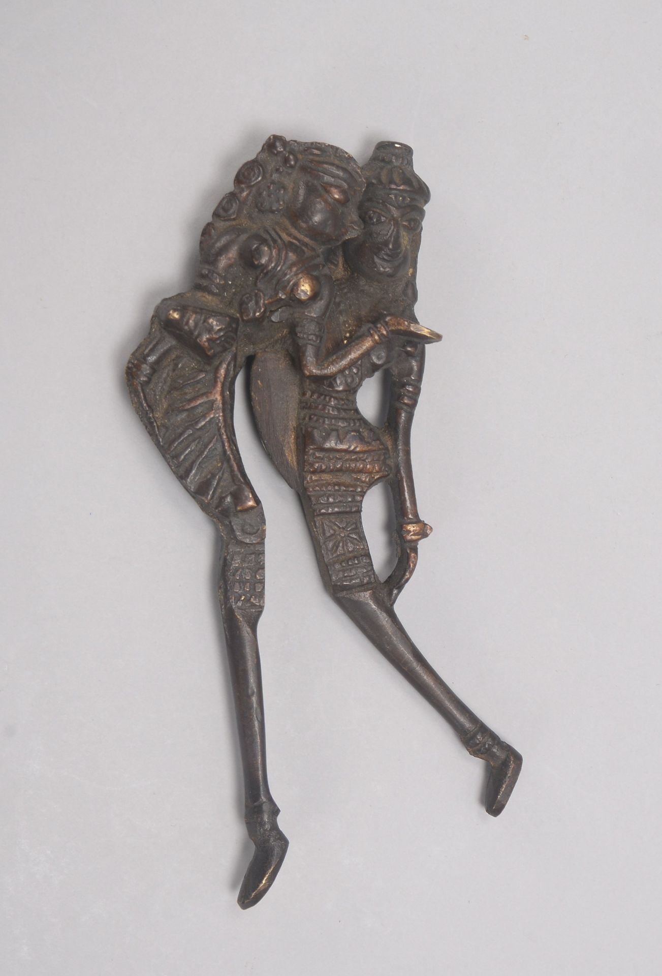 Figürliches Schneidewerkzeug (Indien), Bronze, 'Tanzendes Paar'; Länge 17 cm