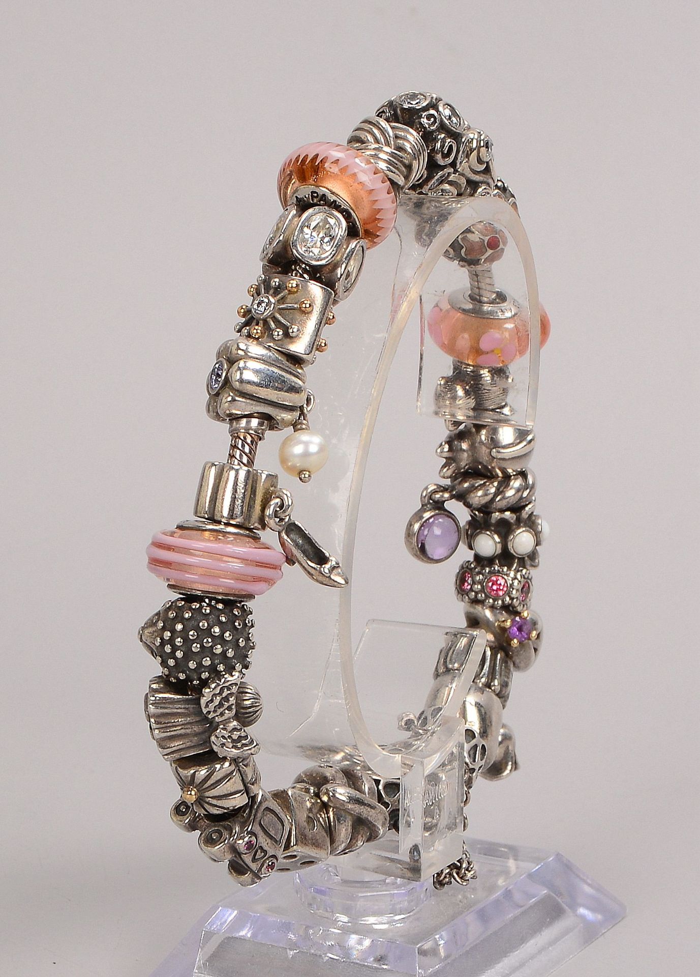 Pandora-Armband, 925 Sterlingsilber, besetzt mit 25x Silber-Charms in verschiedenen Ausführungen/tei