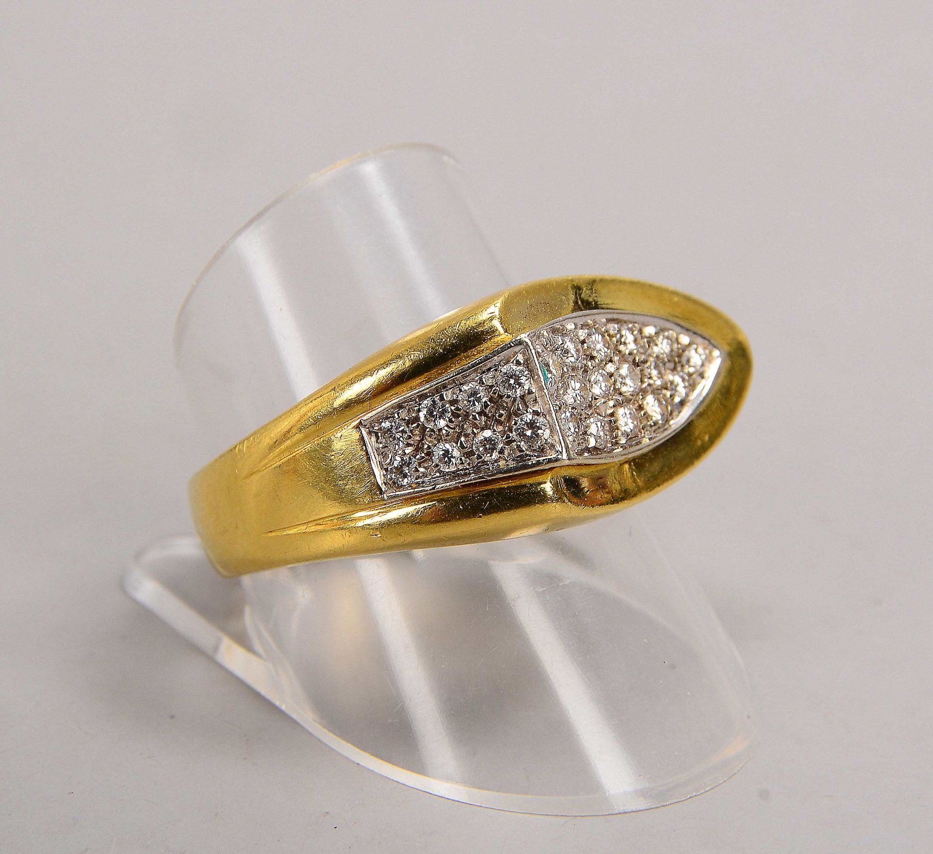 Ring, 750 GG/WG (gestempelt), besetzt mit 23x kleinen Brillanten/zusammen 0,50 ct, feines Weiß - fei