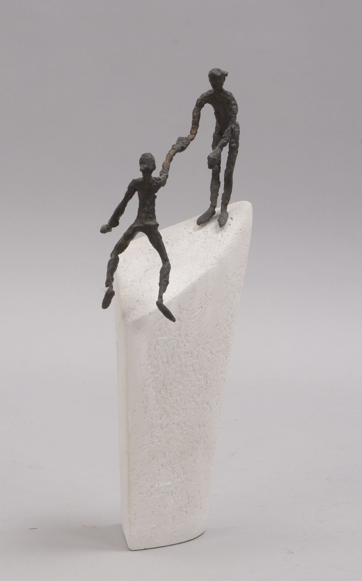 Kött-Gärtner, Luise (*1953 Zülpich), Bronzefigur, 'Zu zweit geht's', Figur auf Steinguss; Höhe 27,5  - Bild 2 aus 2
