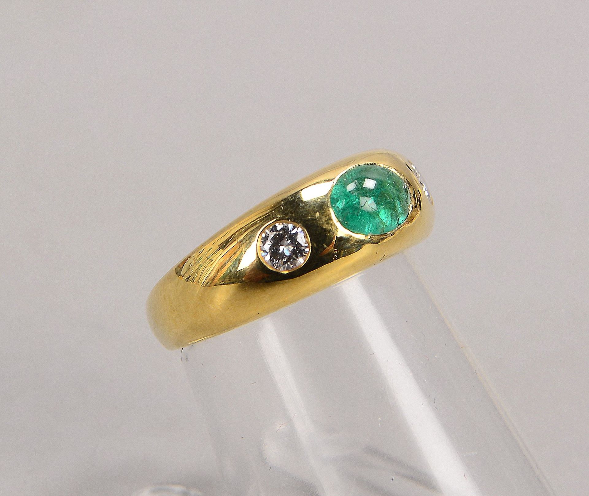 Ring, 585 GG, besetzt mit einzelnem Smaragd, Stein im Cabochonschliff, und 2x kleinen Brillanten; RG