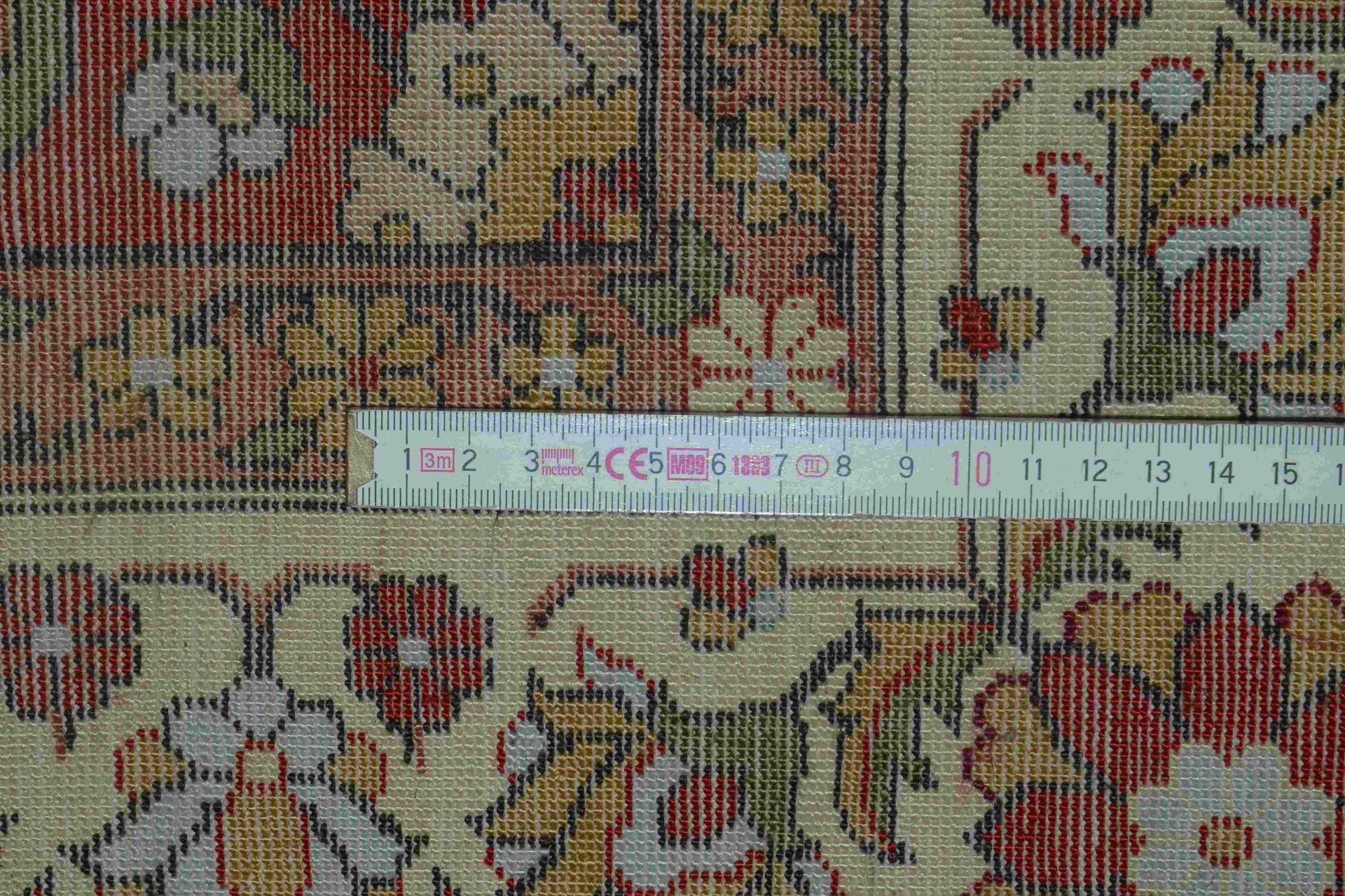 Orientteppich (China), Seide auf Seide, feine Kn&uuml;pfung, hellgrundig, Flor in gutem Zustand; Ma& - Image 2 of 2