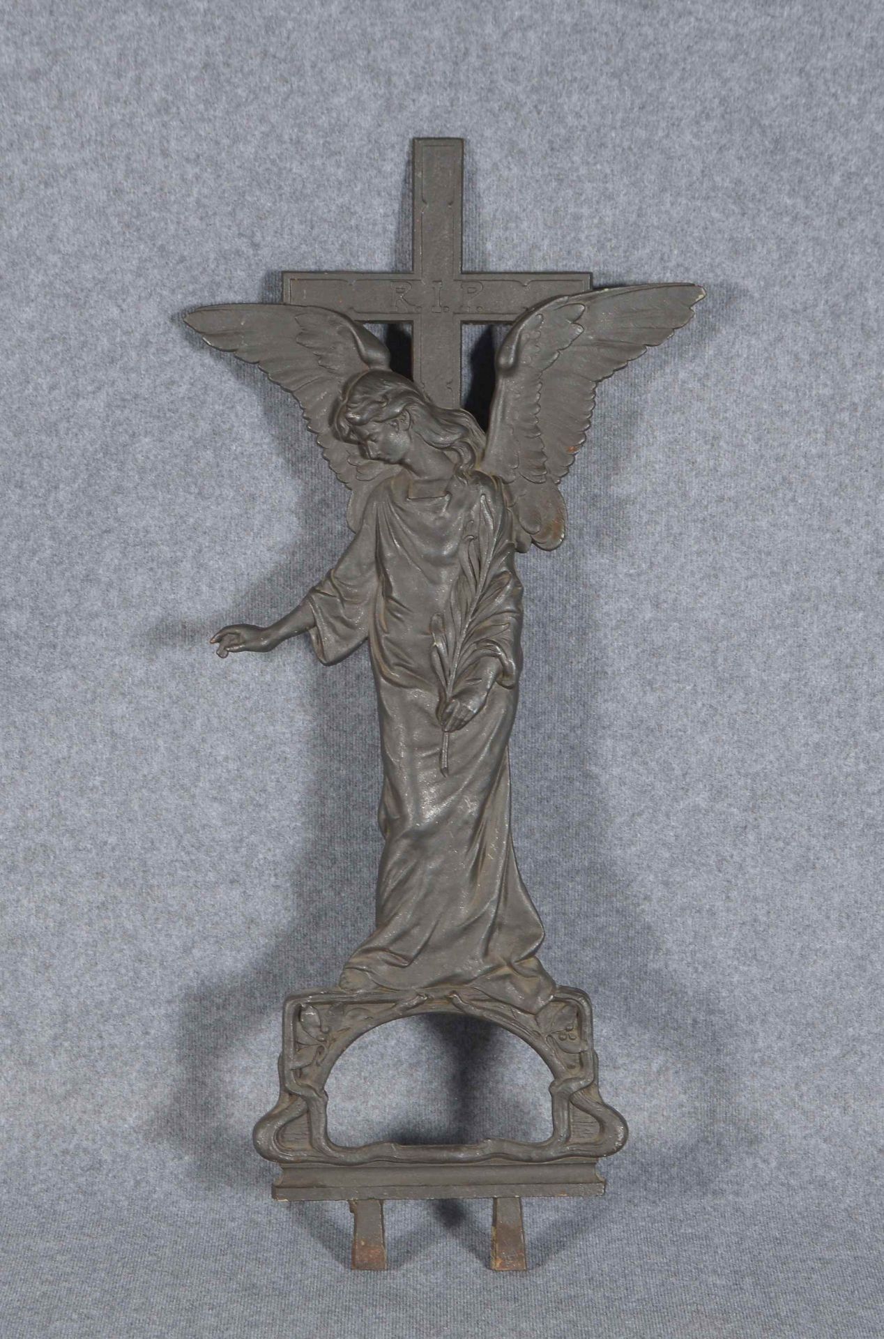 Grabkreuz-Skulptur, Gusseisen, halbplastische Figur &#039;Engel vor Kruzifix&#039; (einen Palmzweig