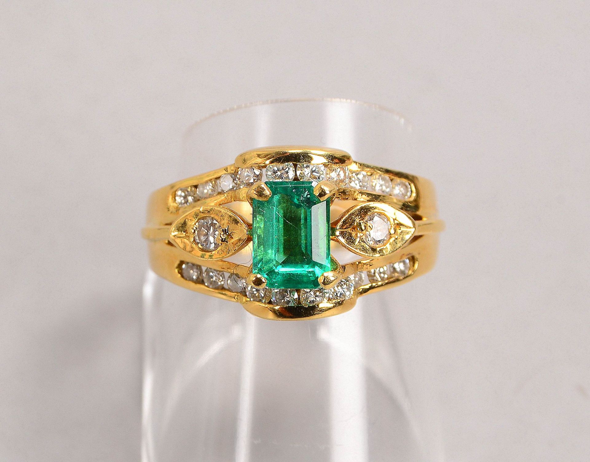 Ring, 750 GG (gestempelt), Collier, mit einzelnem kolumbianischem Smaragd von ca. 0,50 ct, und 22-fa - Bild 2 aus 2