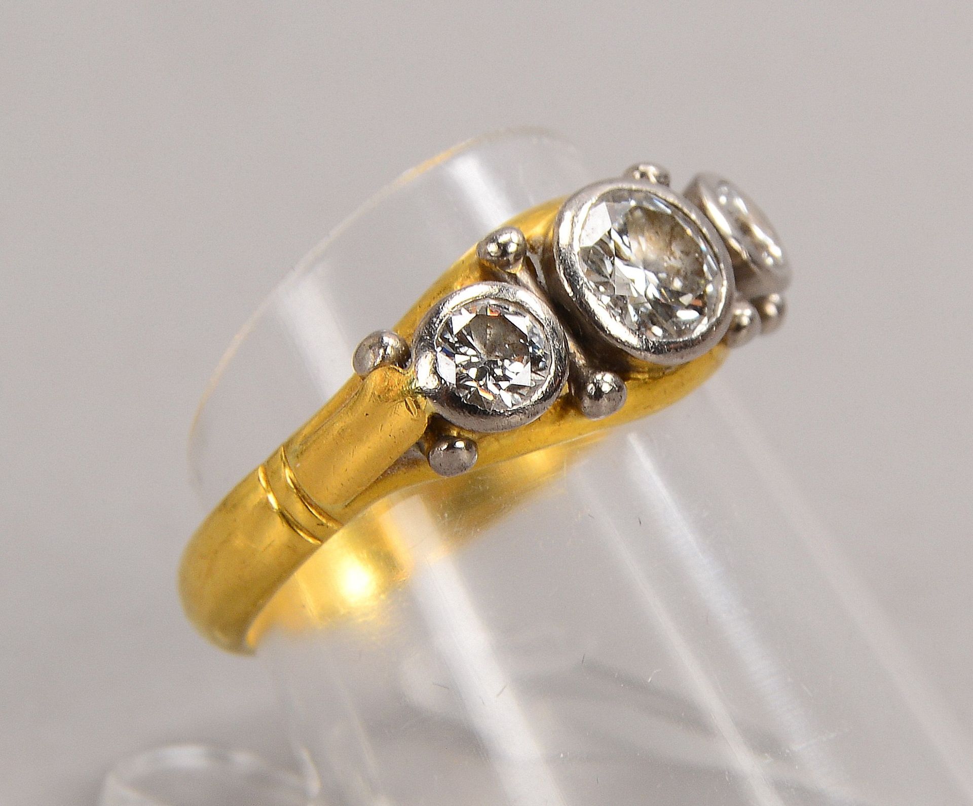 Ring, 900 GG (gestempelt), mit 3-fachem Brillantbesatz/zusammen ca. 1,0 ct, Farbe Weiß, Vsi; RG 55, 