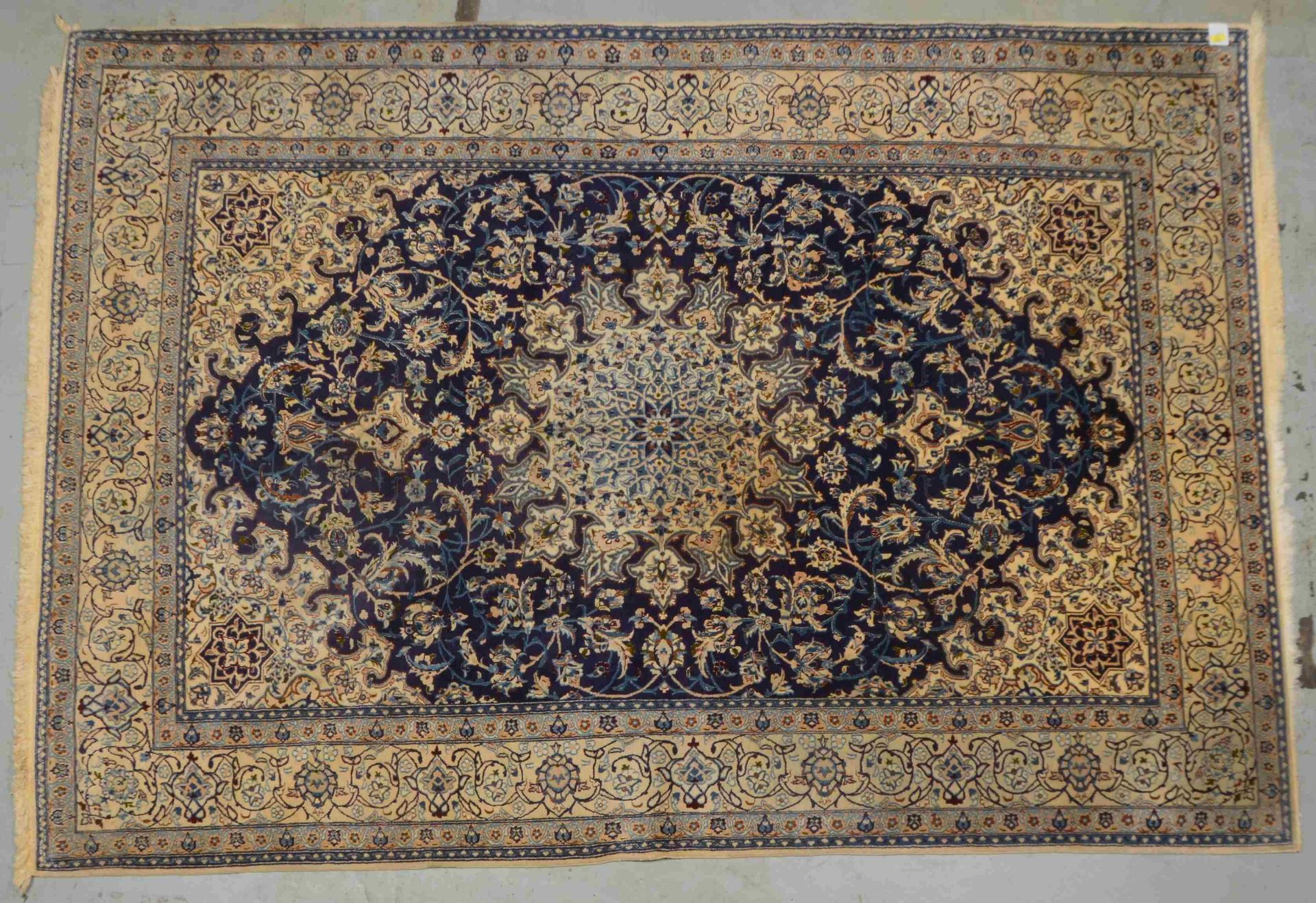 Nain, mit Seidenanteilen, mittelfeine Knüpfung; Maße 306 x 212 cm (mit leichten Gebrauchsspuren)