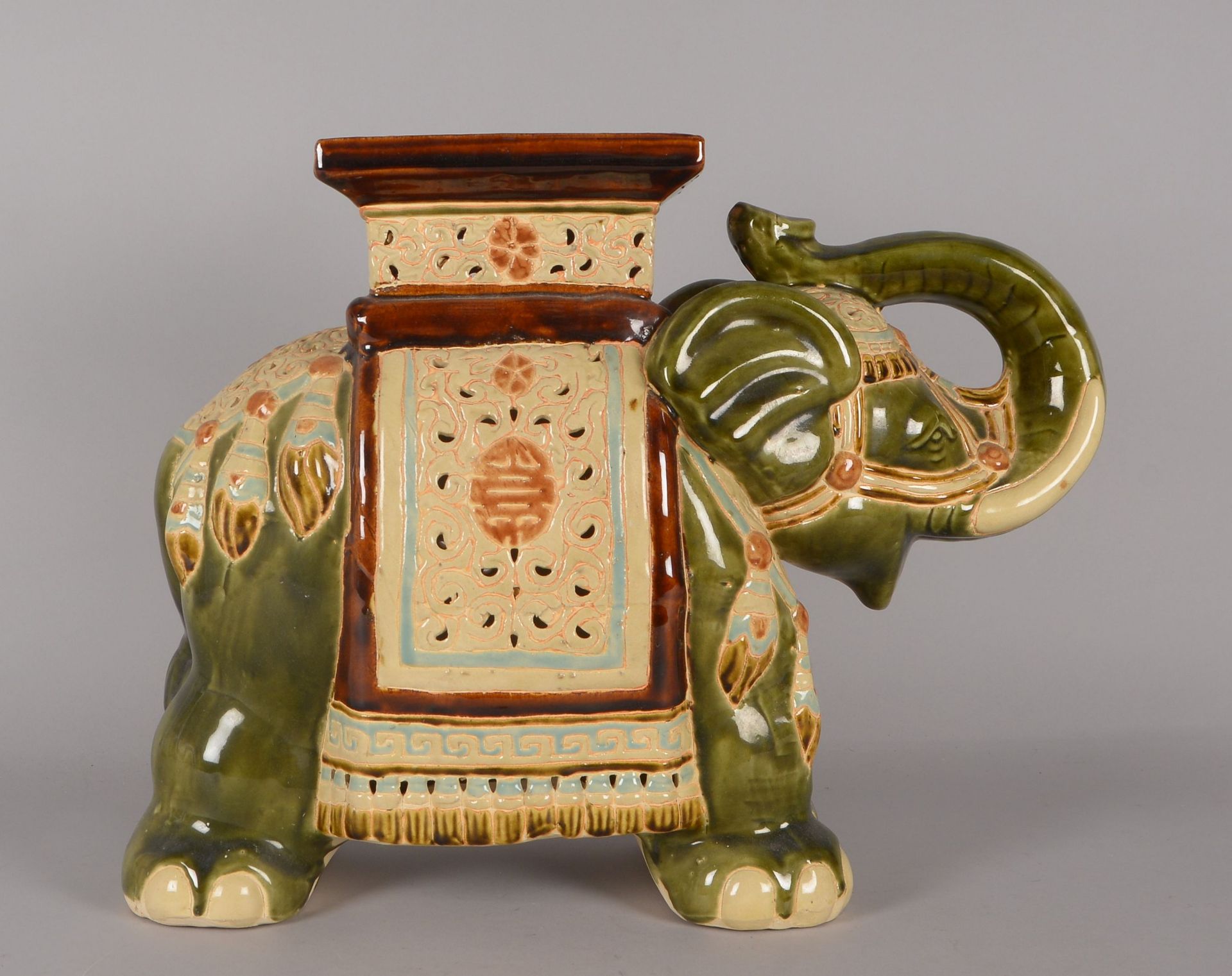 Figürlicher Blumentisch (Indien), 'Elefant', glasierte Keramik; Höhe 44 cm