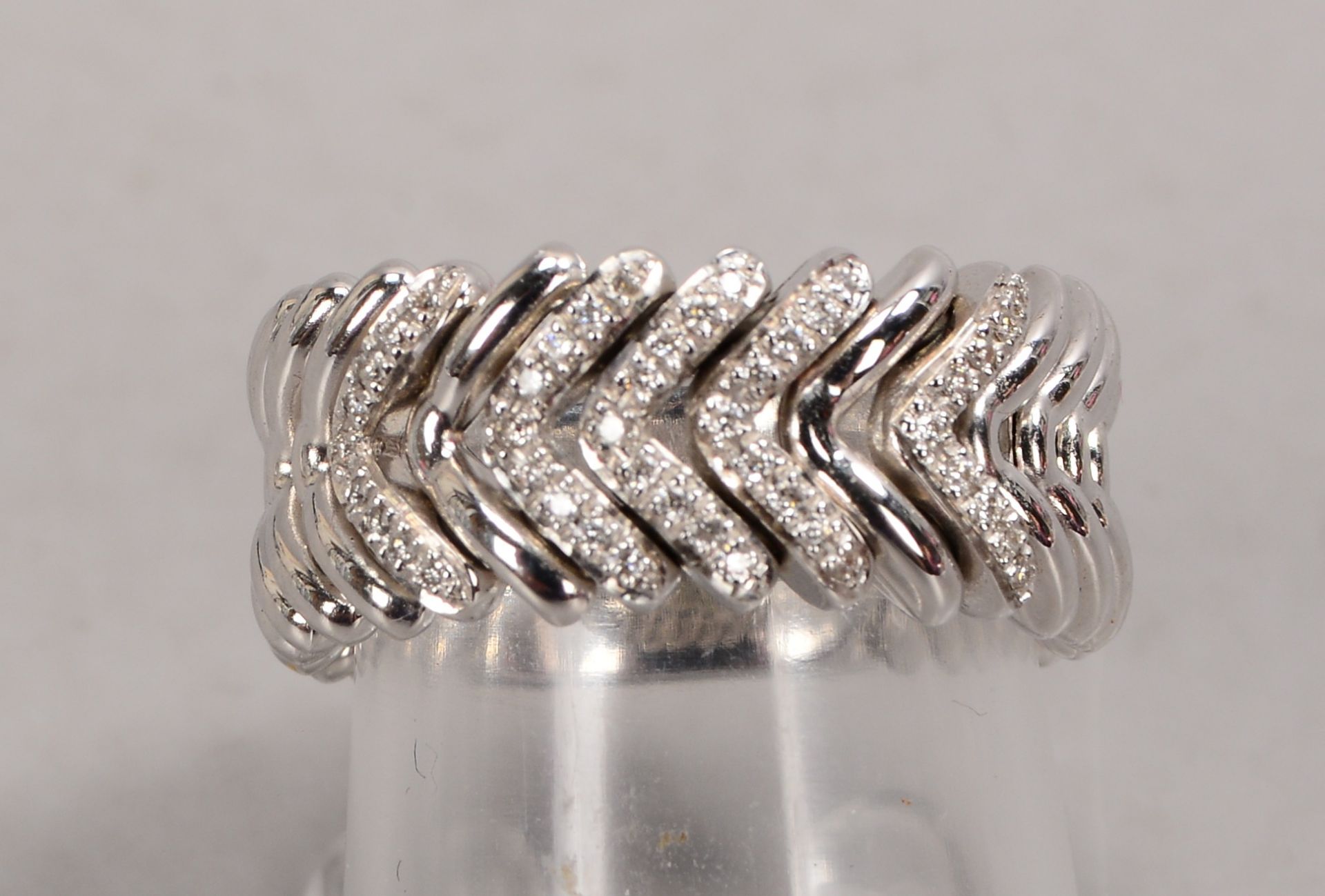 Chimento/Italien, Ring, 750 WG (gestempelt), mit mehrfachem Diamantbesatz/zusammen ca. 0,13 ct, fein - Image 2 of 2