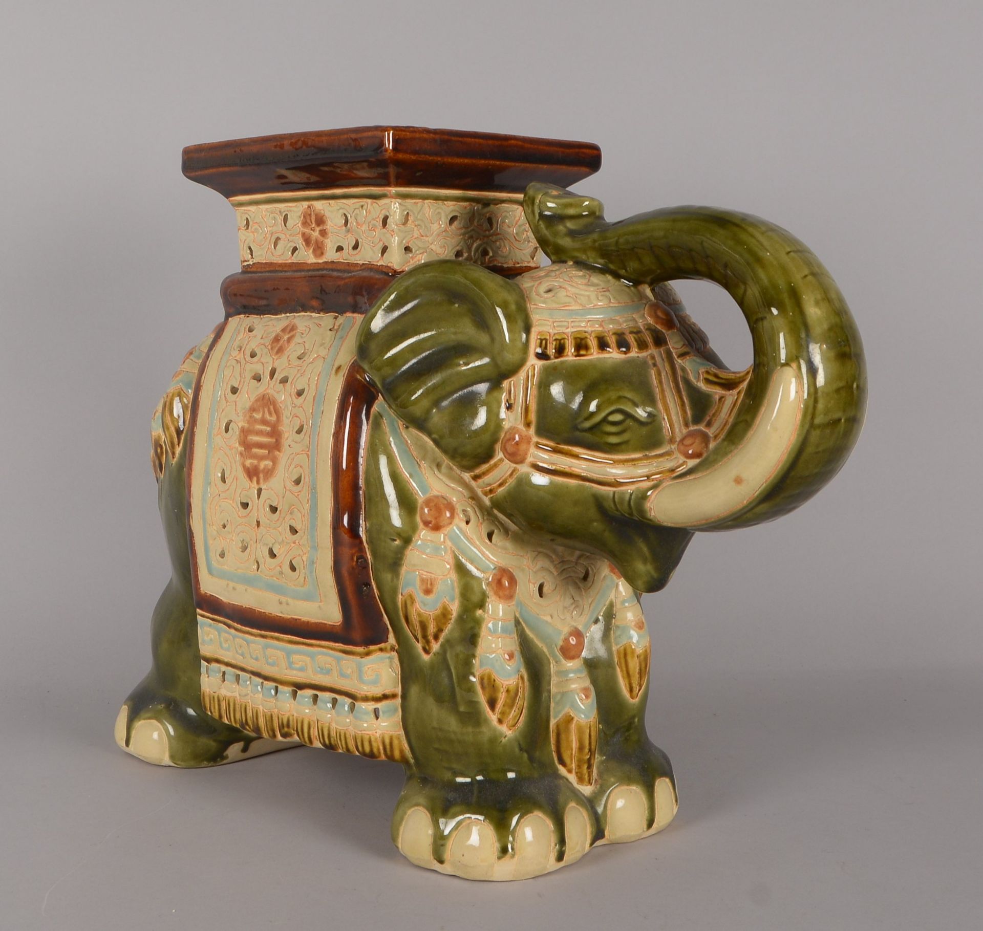 Figürlicher Blumentisch (Indien), 'Elefant', glasierte Keramik; Höhe 44 cm - Bild 2 aus 2