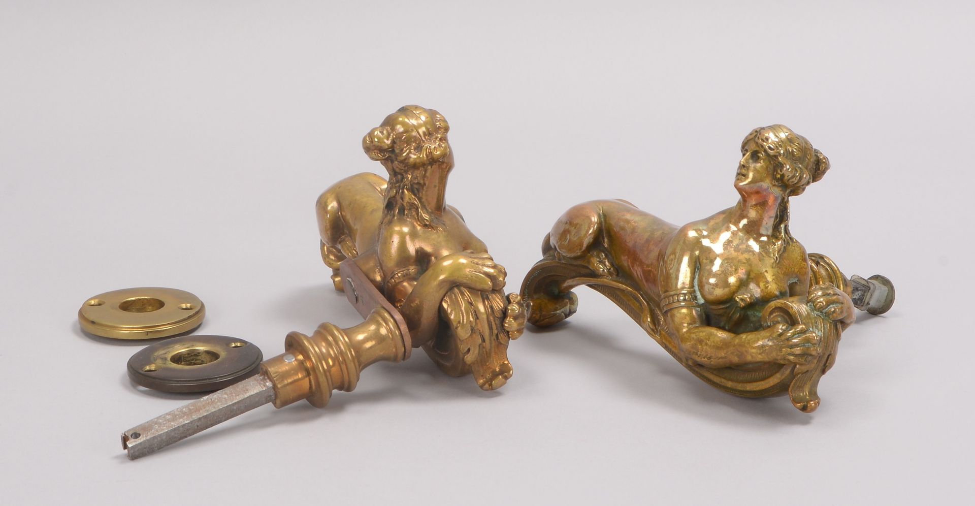 Paar fig&uuml;rlicher T&uuml;rgriffe, antik, Bronze, Form klassischer &#039;Sphinx&#039;-Statur; L&a - Image 3 of 3