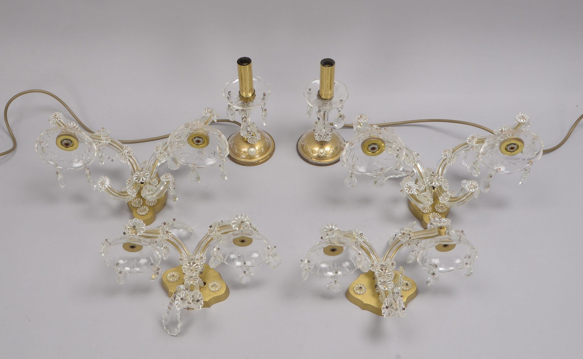 Leuchter-Konvolut, verschiedene Ausf&uuml;hrungen, jeweils mit Kristallbehang, 6 St&uuml;ck: 2 Paar
