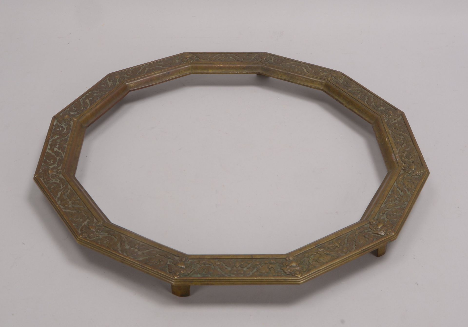 Bronze-Rahmen (China), 12-passig, mit Reliefdekor, Rahmen auf 6x Füßen; Durchmesser Ø 47,5 cm - Bild 2 aus 2