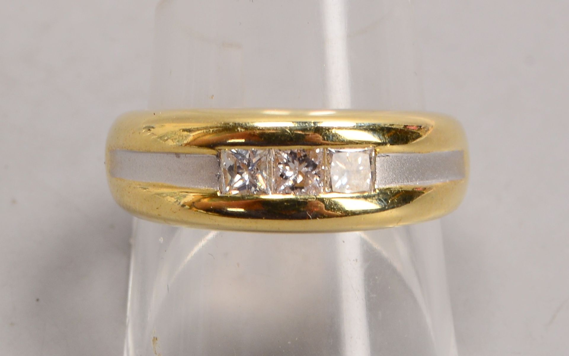 Ring, 585 GG (gestempelt) - teils rhodiniert, mit 3-fachem Diamantbesatz/zusammen ca. 0,4 ct, Stein - Bild 2 aus 2