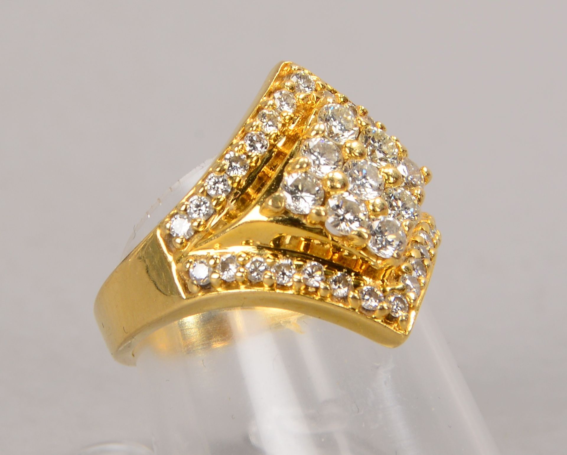 Ring, 750 GG (gestempelt), mit 39-fachem Brillantbesatz/zusammen ca. 1,0 ct, feines Wei&szlig; - Wei