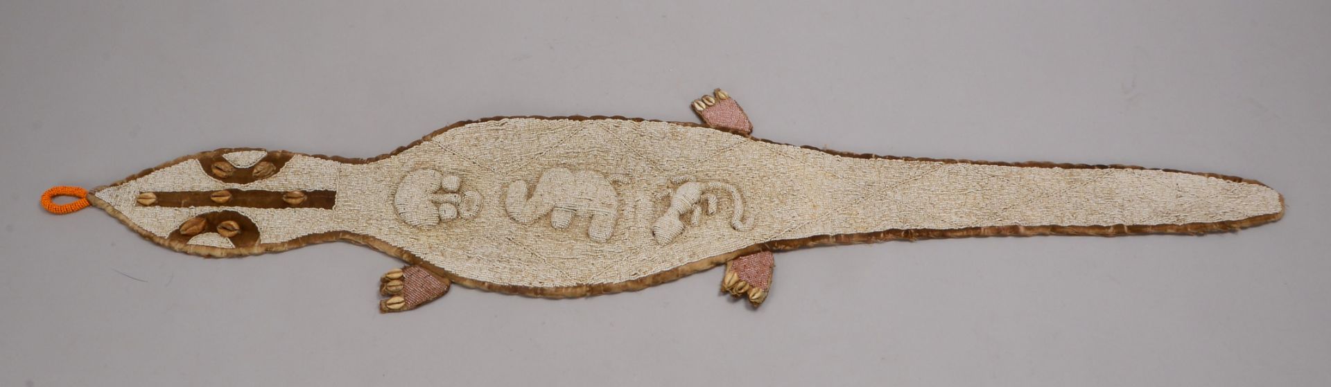 Wandbehang (Afrika), mit Perlen- und Kaurimuschelbehang - in Krokodilform gestaltet; L&auml;nge 137