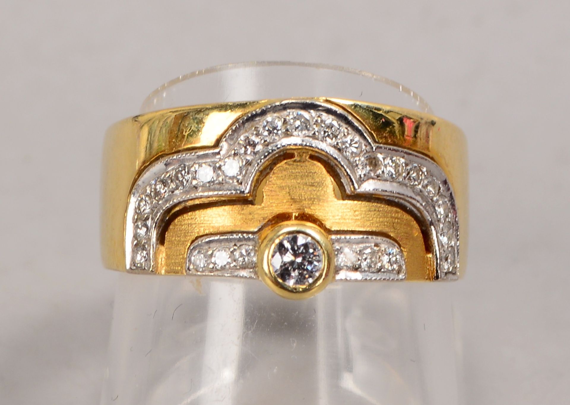 Ring, 585 GG (gestempelt), breite Ringschiene/verlaufend, mit 26-fachem Brillantbesatz/zusammen ca. - Image 2 of 2