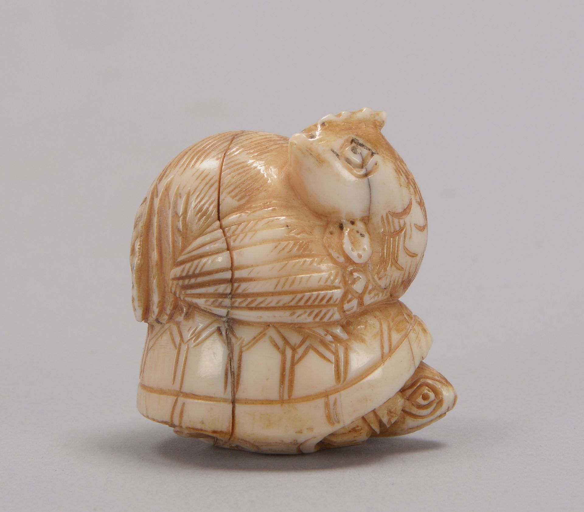 Netsuke (Japan), &#039;Henne auf Schildkr&ouml;te&#039;, Figur am Boden mit 2x kleinen Bohrungen; H&