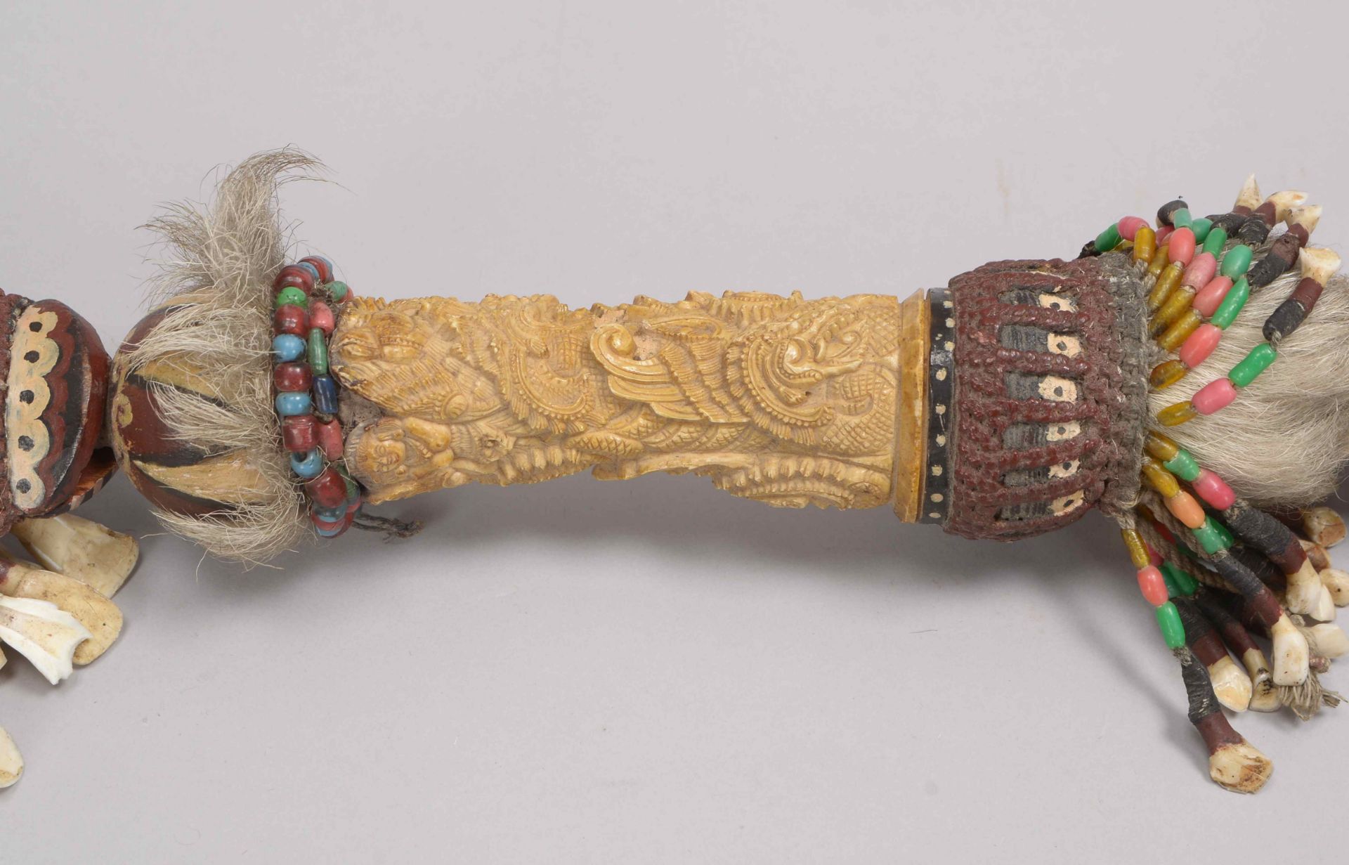 Lanze (Afrika - wohl Zeremonienobjekt), teils mit Knochen und teils mit Behang; L&auml;nge Klinge 23 - Image 3 of 4