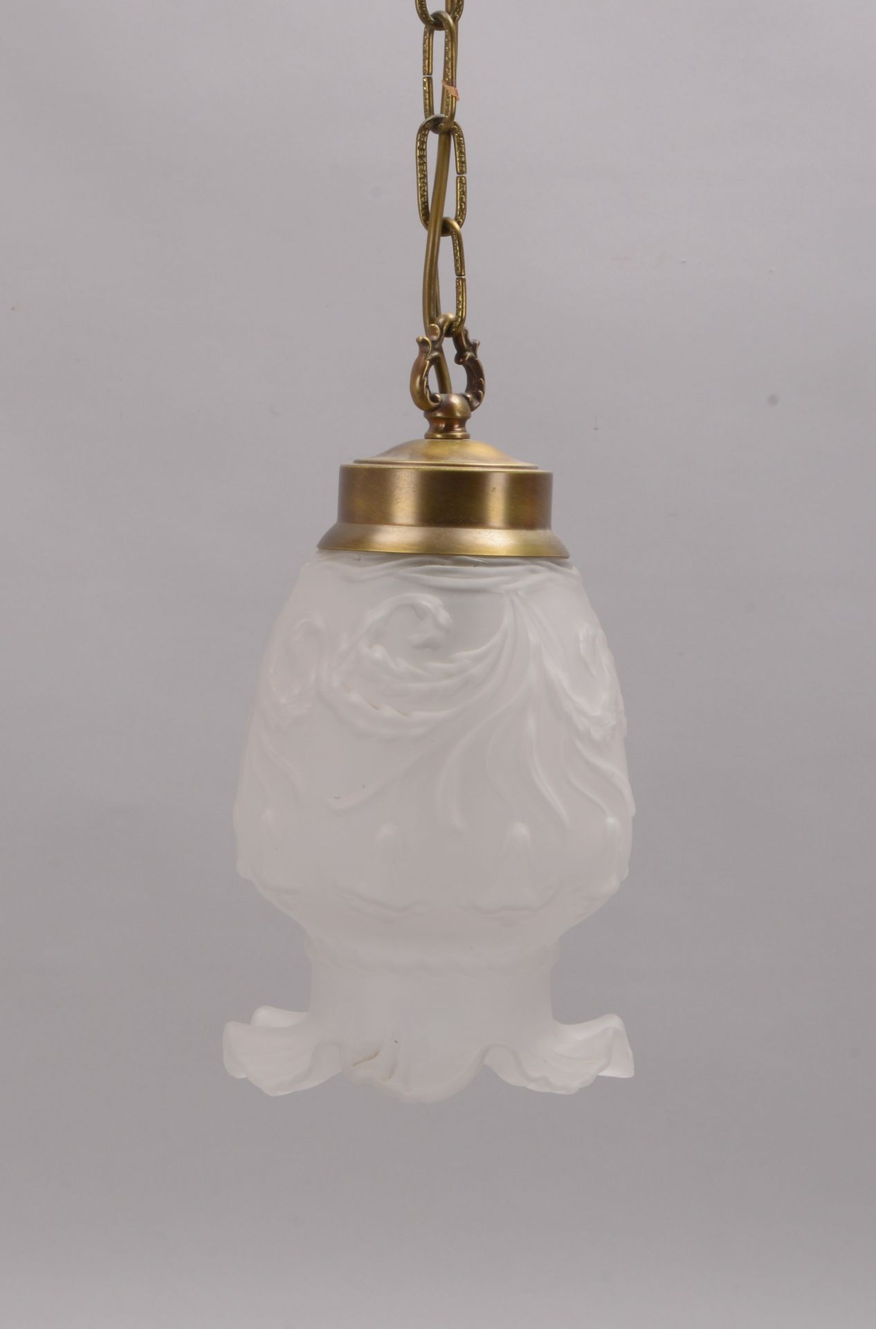 Deckenlampe, 1-flammig, Schirm mattiertes Glas mit floralem Reliefdekor, Glas mit Wellenrand, Lampe - Image 2 of 2