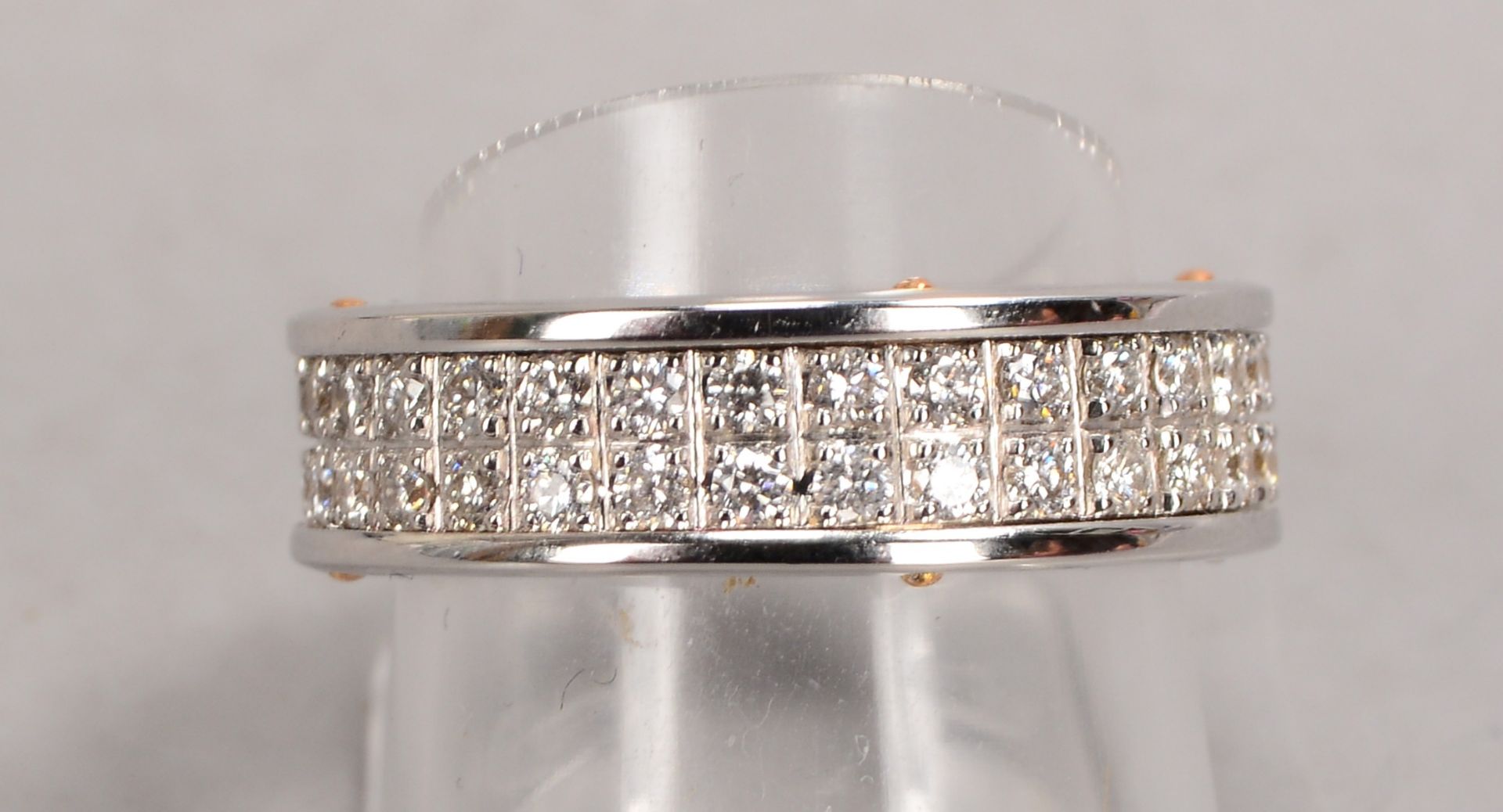 Chimento/Italien, Ring, 750 WG (gestempelt), Ringschiene umlaufend mit Brillantbesatz/zusammen ca. 1 - Image 2 of 2