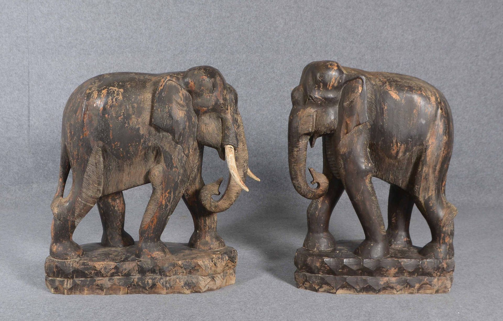 Paar Holzskulpturen, &#039;Elefanten&#039;, Holz gefasst; 1x H&ouml;he 91 cm, L&auml;nge 65 cm; und