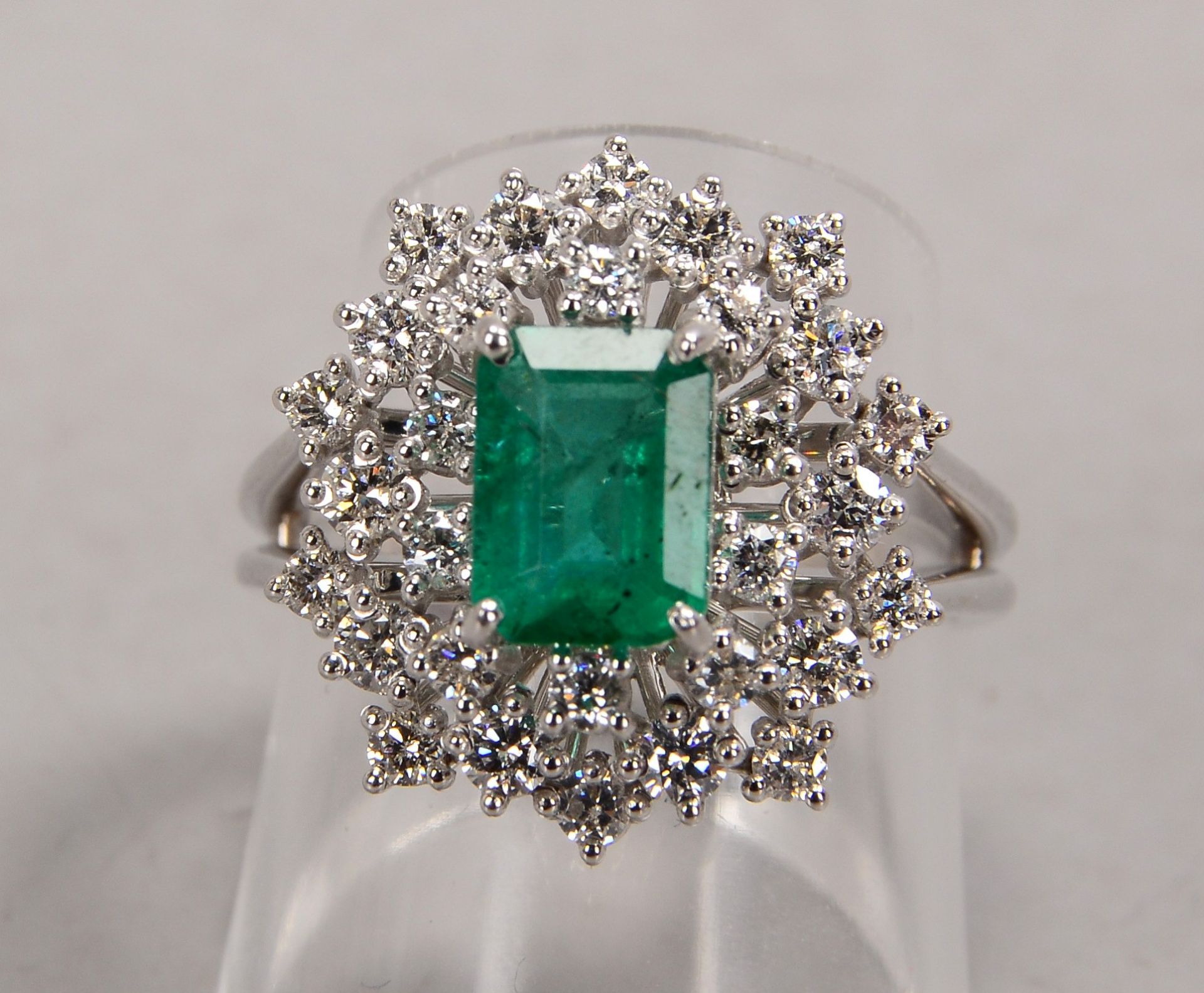 Ring, 750 WG, besetzt mit einzelnem Smaragd von ca. 1,39 ct, mit einer Entourage aus Brillanten/zusa - Image 2 of 2