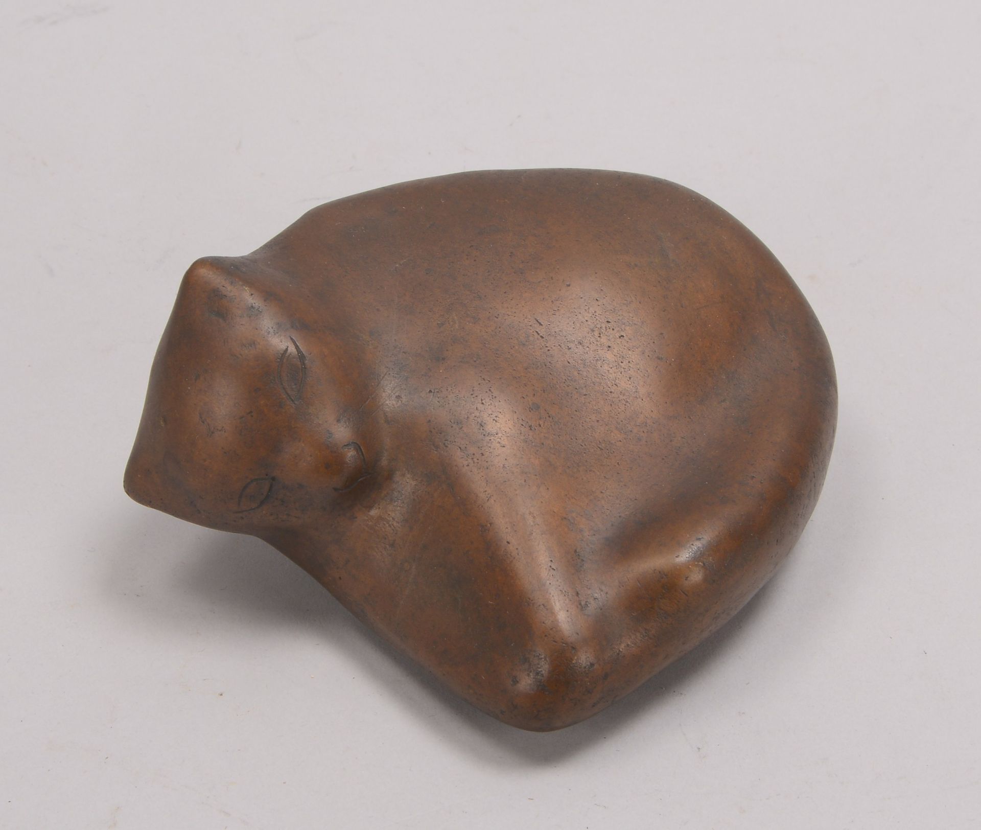 Bronzefigur, 'Schlafende Katze', monogrammiert 'GL'; Länge 15 cm