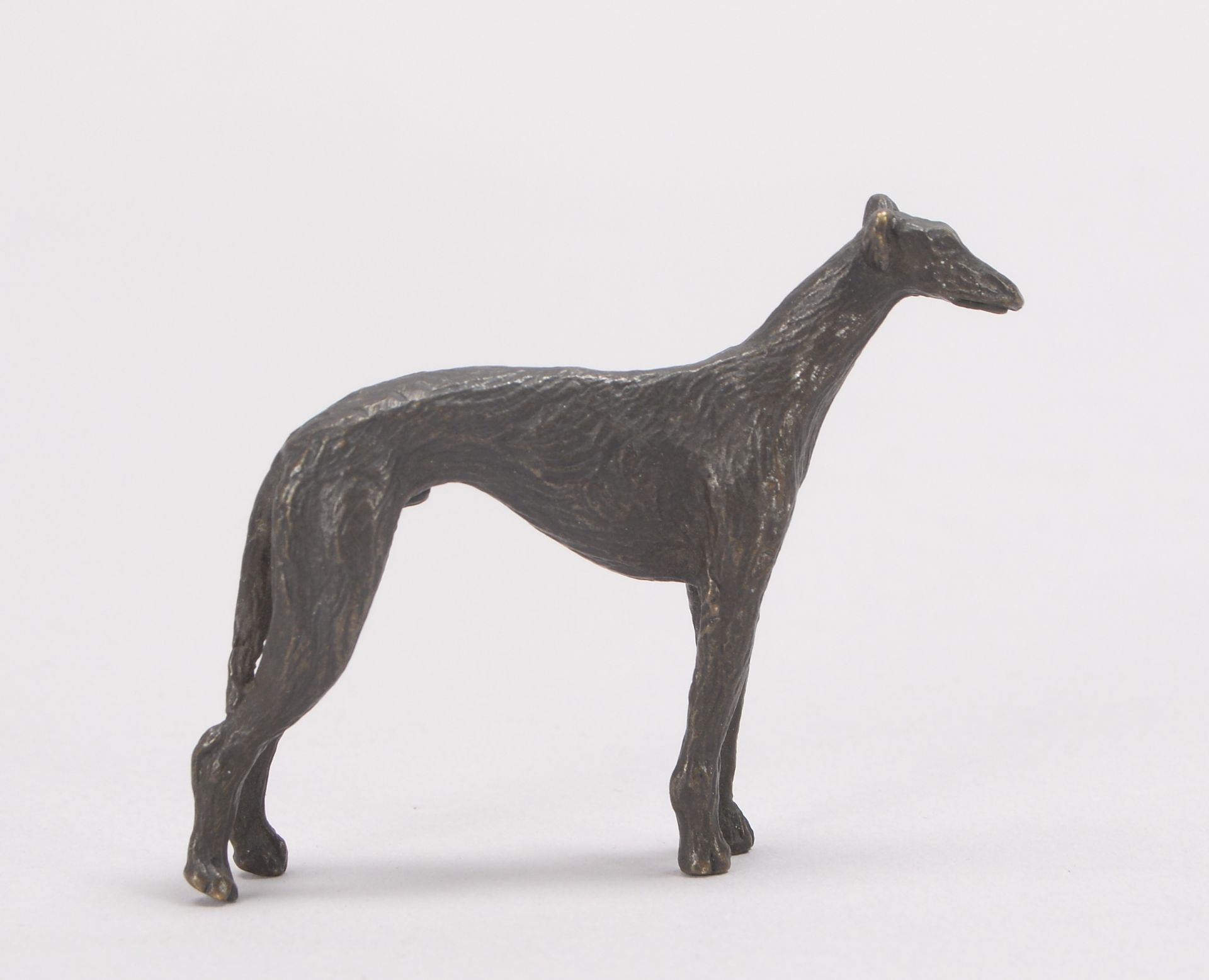 Kleine Bronzeskulptur, 'Windhund', unsigniert; Höhe 4,4 cm, Länge 5 cm
