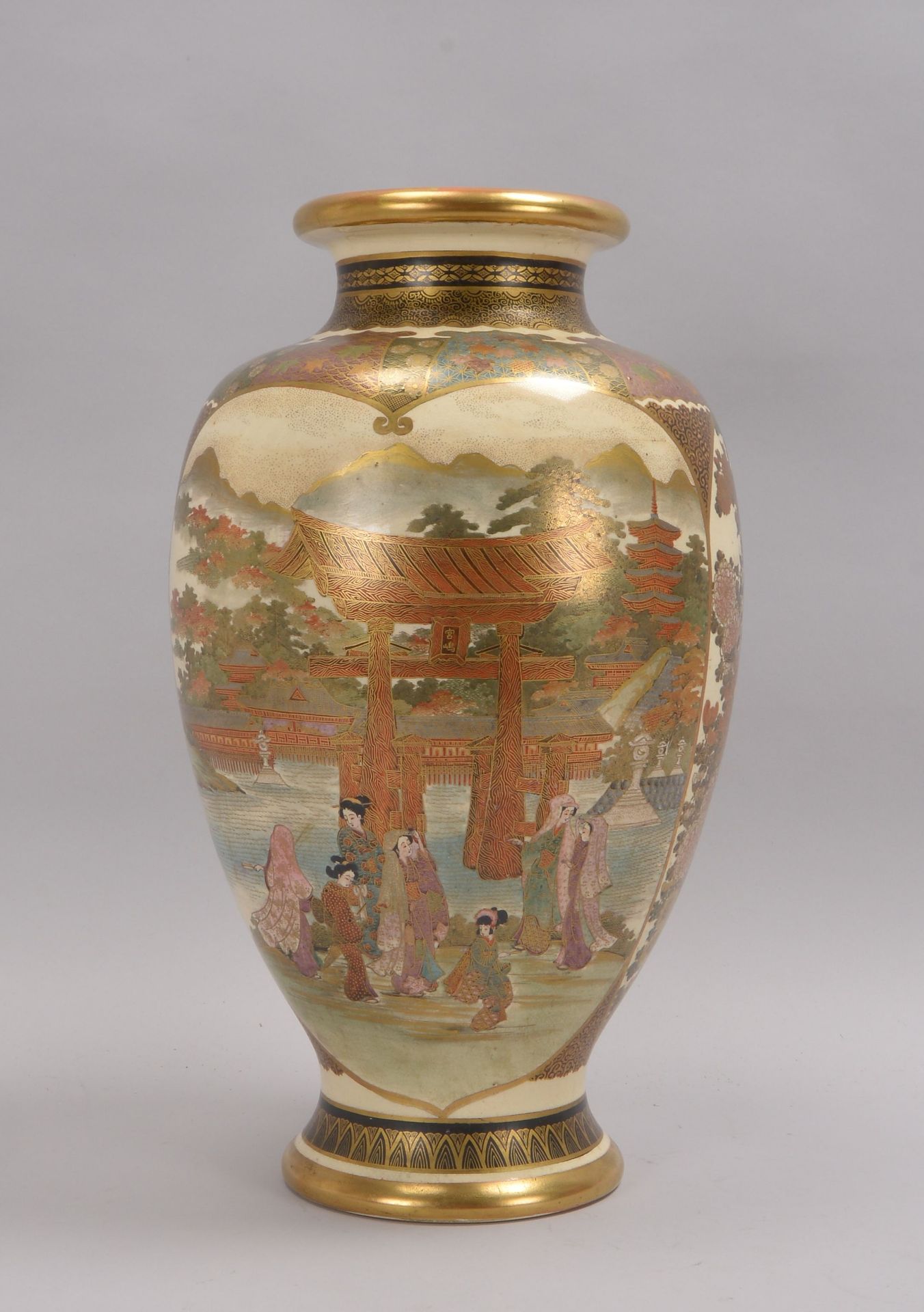 Gro&szlig;e Vase (Japan), Satsuma-Steinzeug, ovoider Korpus mit leicht ausgestelltem Lippenrand, Wan