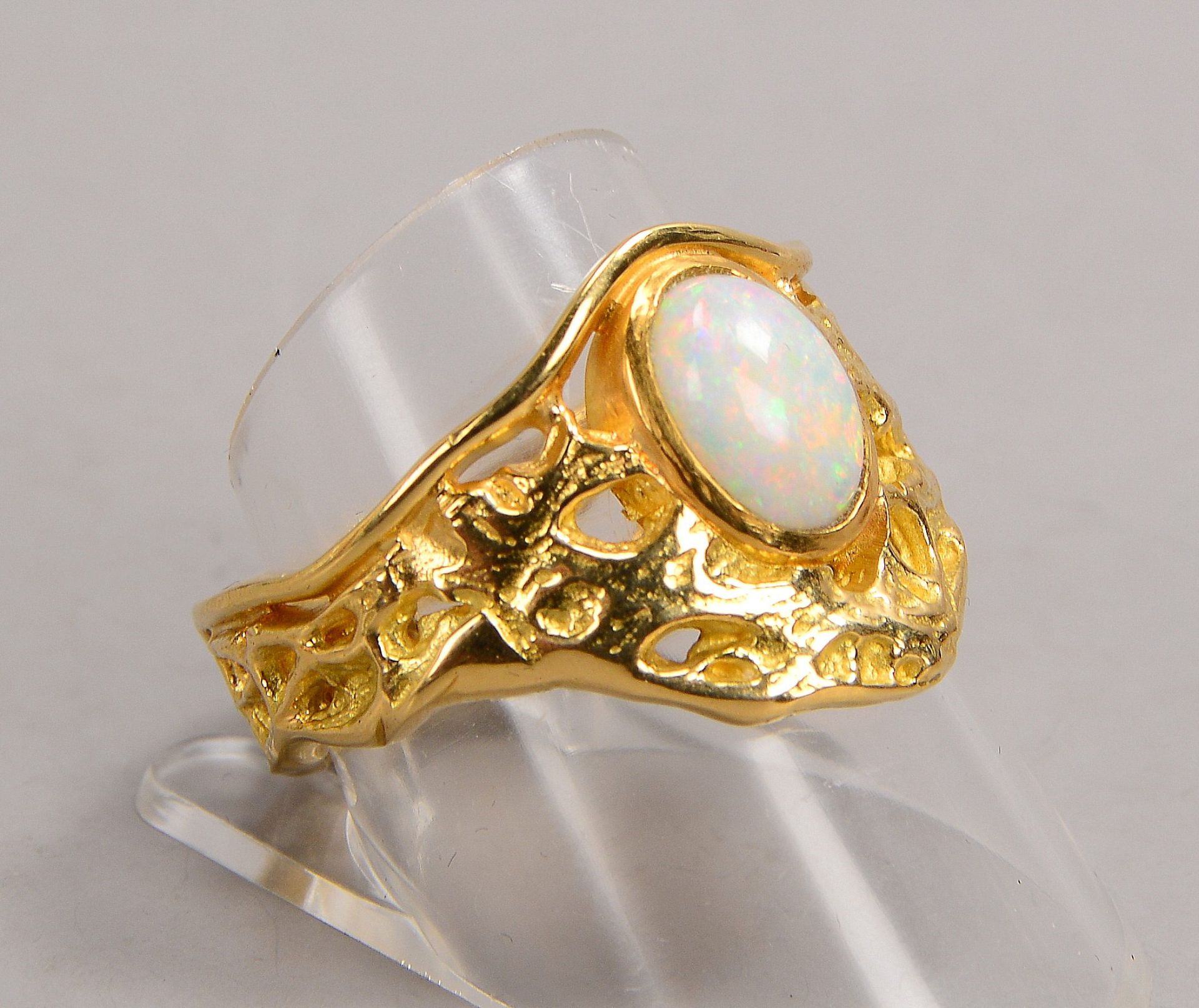 Ring (Goldschmiedeanfertigung), 750 GG (gestempelt), besetzt mit einzelnem Opal, Stein im Cabochonsc