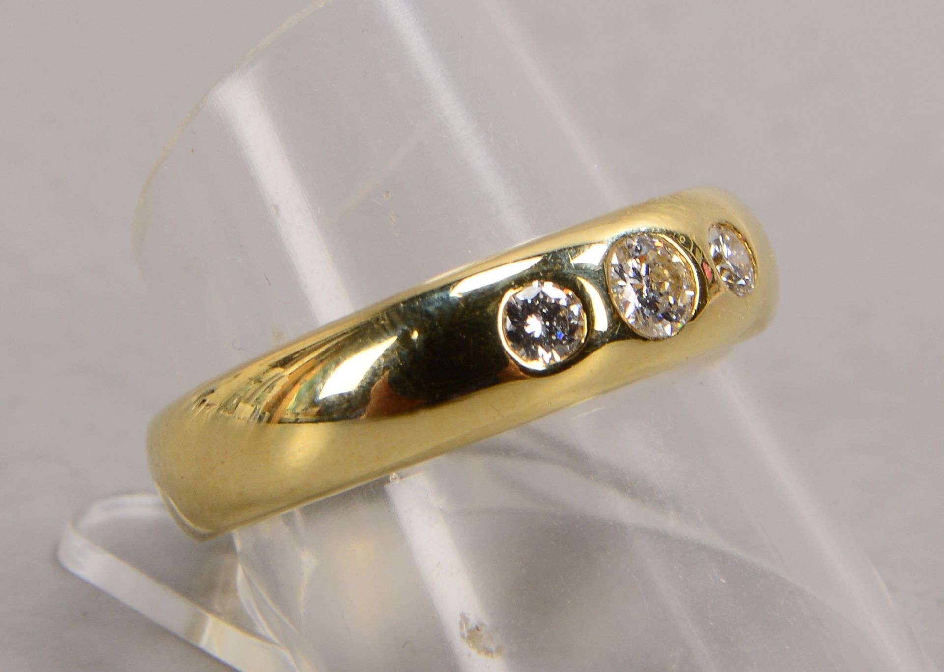 Ring, 585 GG (gestempelt), mit 3-fachem Brillantbesatz/zusammen ca. 0,35 ct, Farbe Weiß; RG 60, Gewi