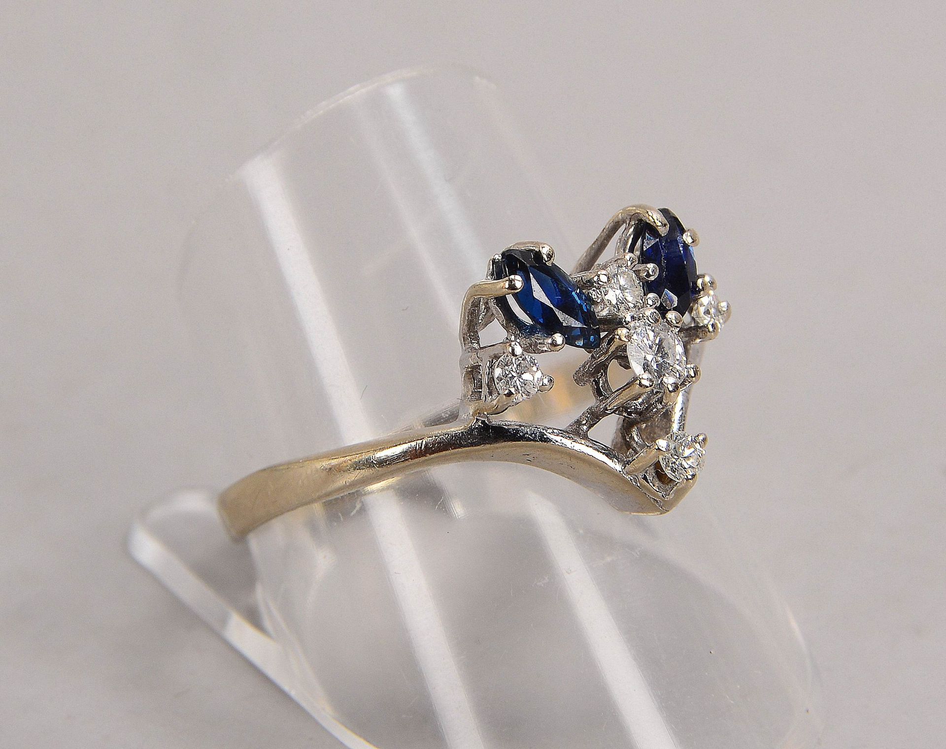 Ring, 585 WG (gestempelt), mit 2-fachem Saphirbesatz und 5x kleinen Brillanten/zusammen ca. 0,27 ct; - Bild 2 aus 2