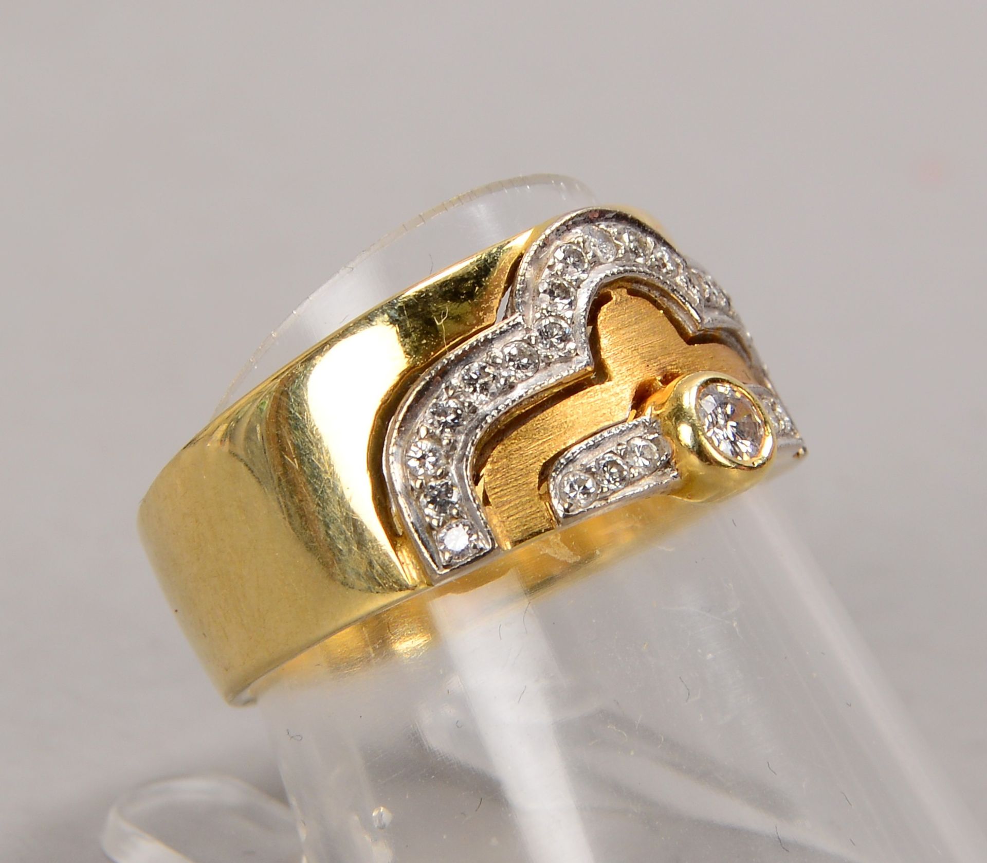 Ring, 585 GG (gestempelt), breite Ringschiene/verlaufend, mit 26-fachem Brillantbesatz/zusammen ca.