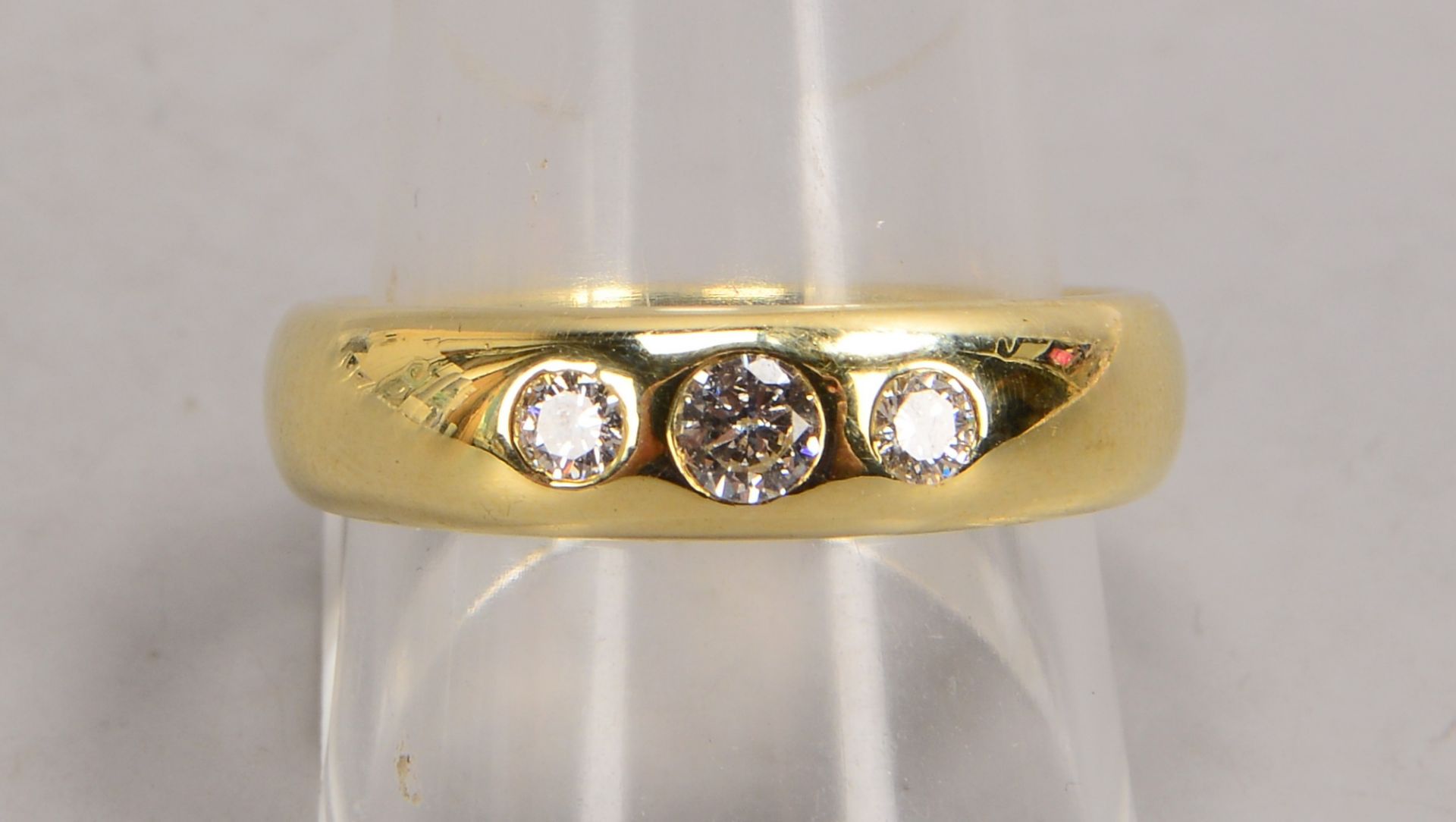 Ring, 585 GG (gestempelt), mit 3-fachem Brillantbesatz/zusammen ca. 0,35 ct, Farbe Weiß; RG 60, Gewi - Bild 2 aus 2