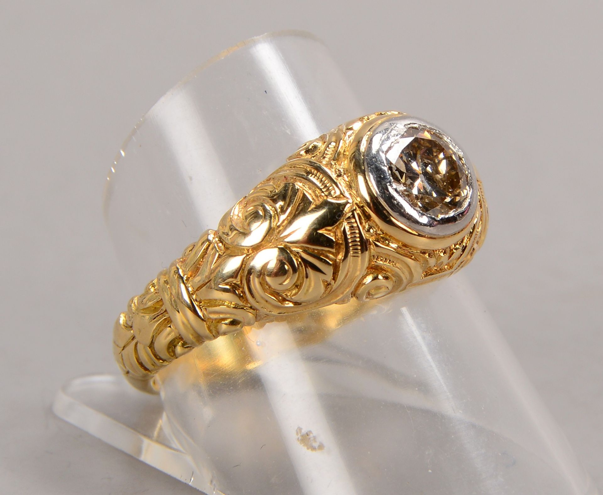 Ring, 585 GG (gestempelt), besetzt mit einzelnem Diamant von ca. 0,60 ct, Stein im Altschliff, Farbe