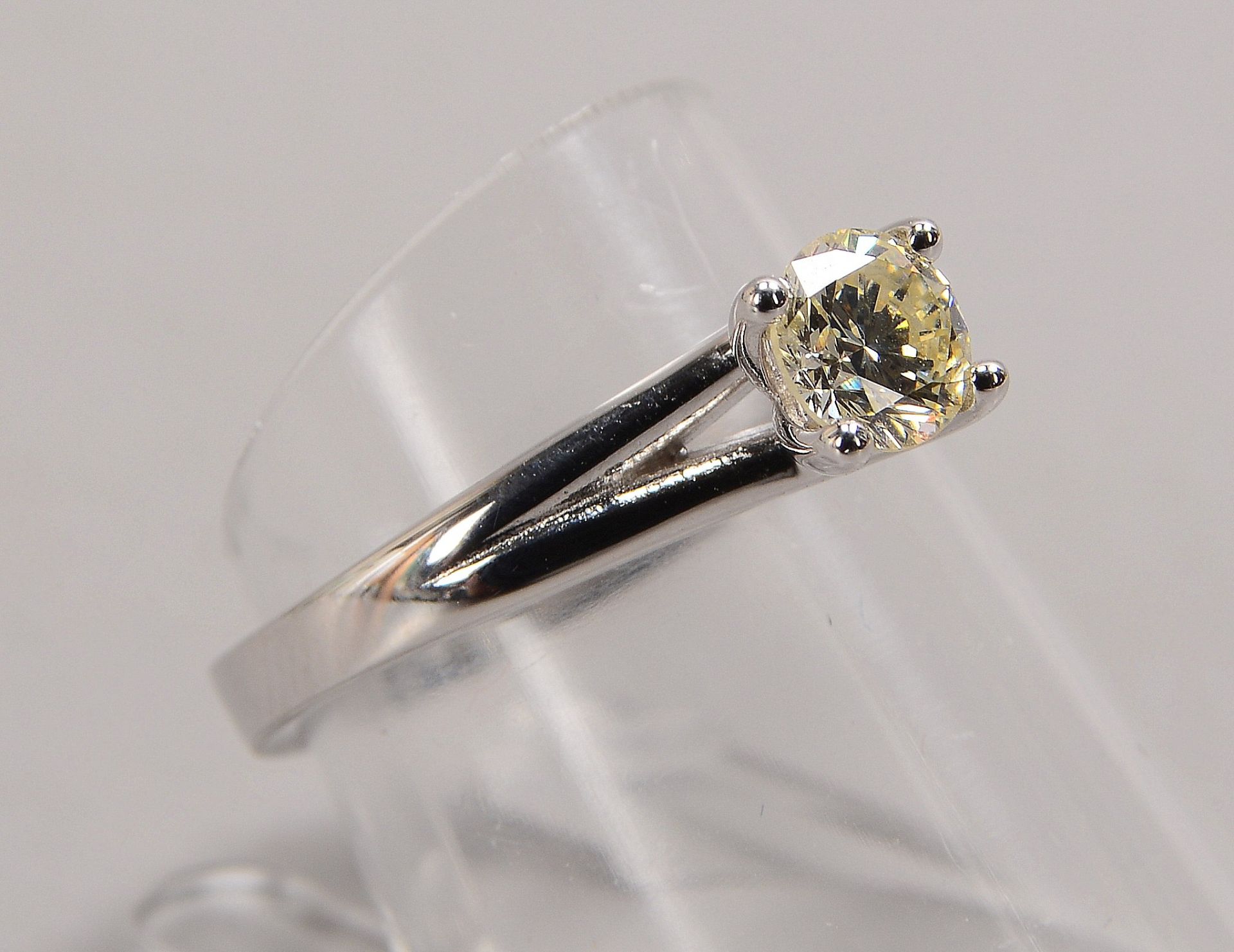 Solitärring, 750 WG (gestempelt), besetzt mit einzelnem Brillant von ca. 0,57 ct, getöntes Weiß - ge - Bild 2 aus 2