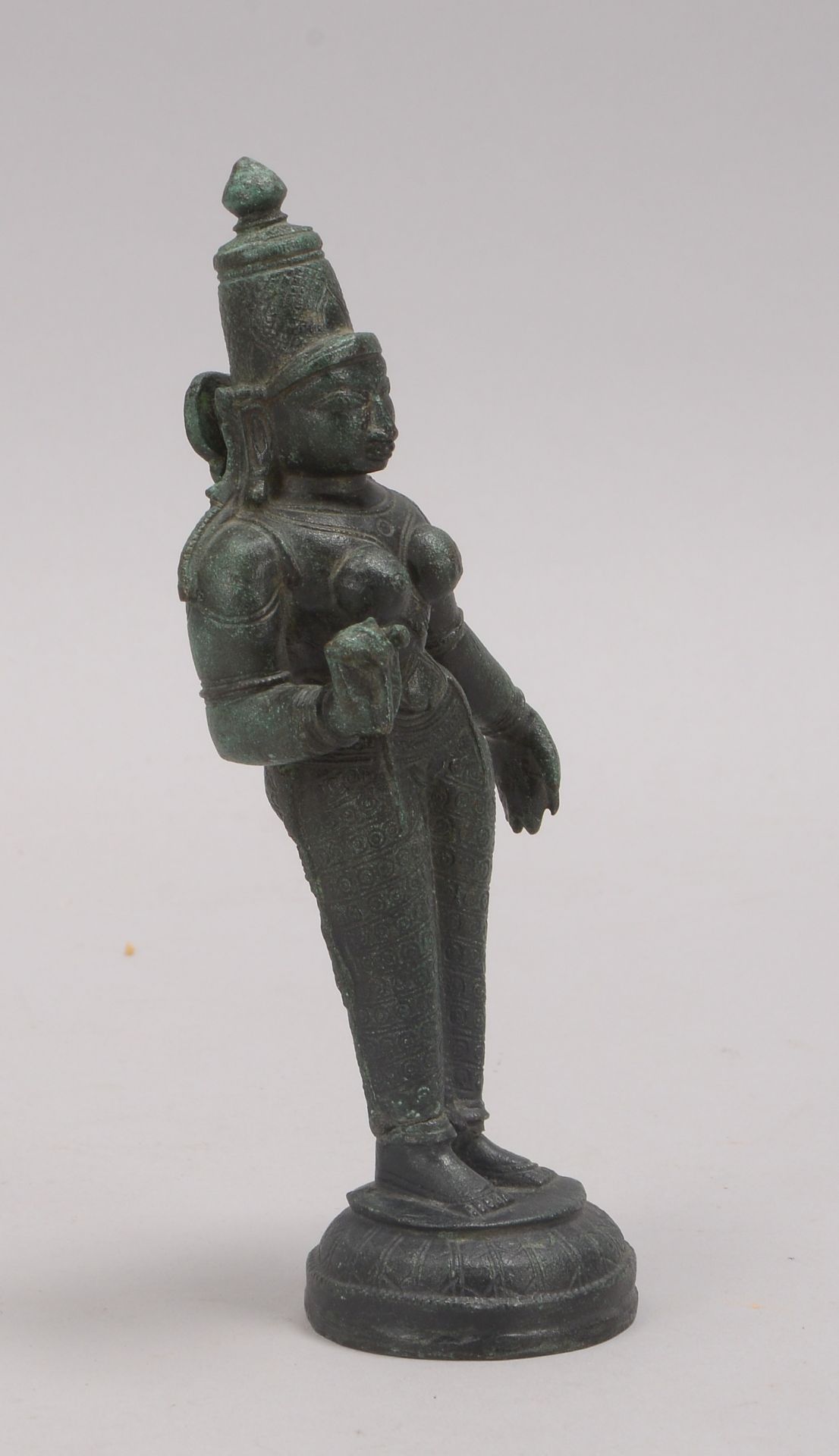 Bronzeskulptur (Indien), 'Stehende Shiva', Figur mit grüner Patina; Höhe 17,3 cm (Figur mit gebroche - Bild 2 aus 2