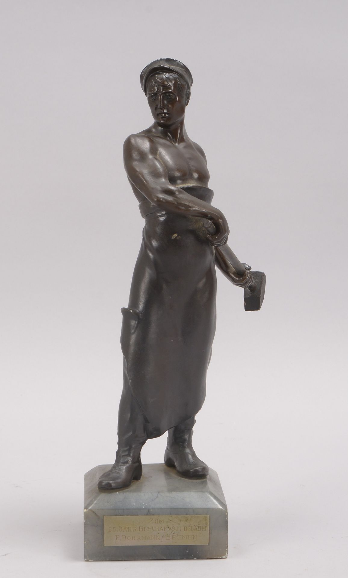 Skulptur, 'Schmied mit Hammer', Weißmetall patiniert, Figur auf Marmorsockel, mit Jubiäumsplakette; 